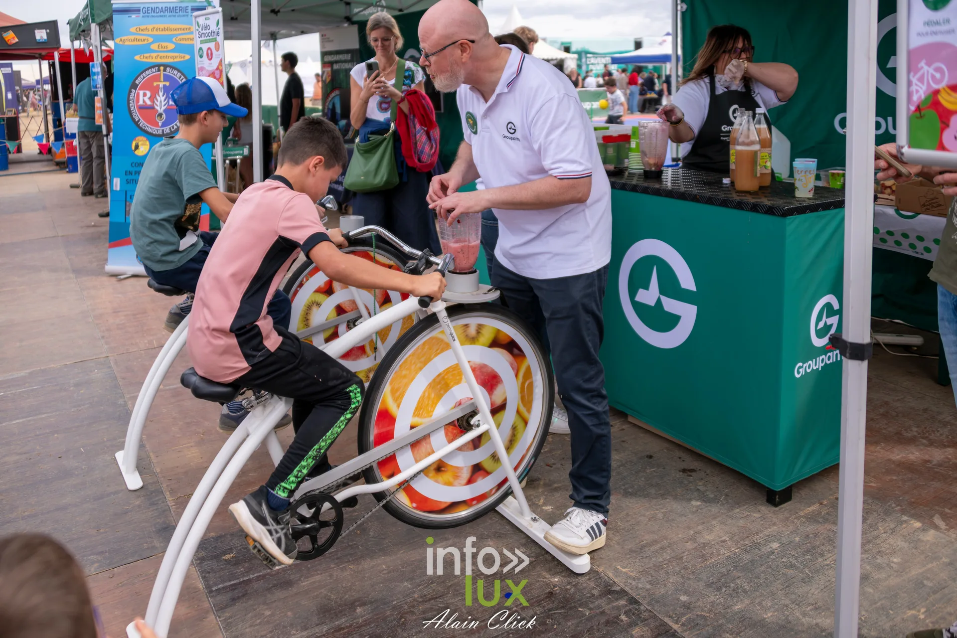 Enfant pedalant sur un velo d animation au stand Groupama des Terres de Jim