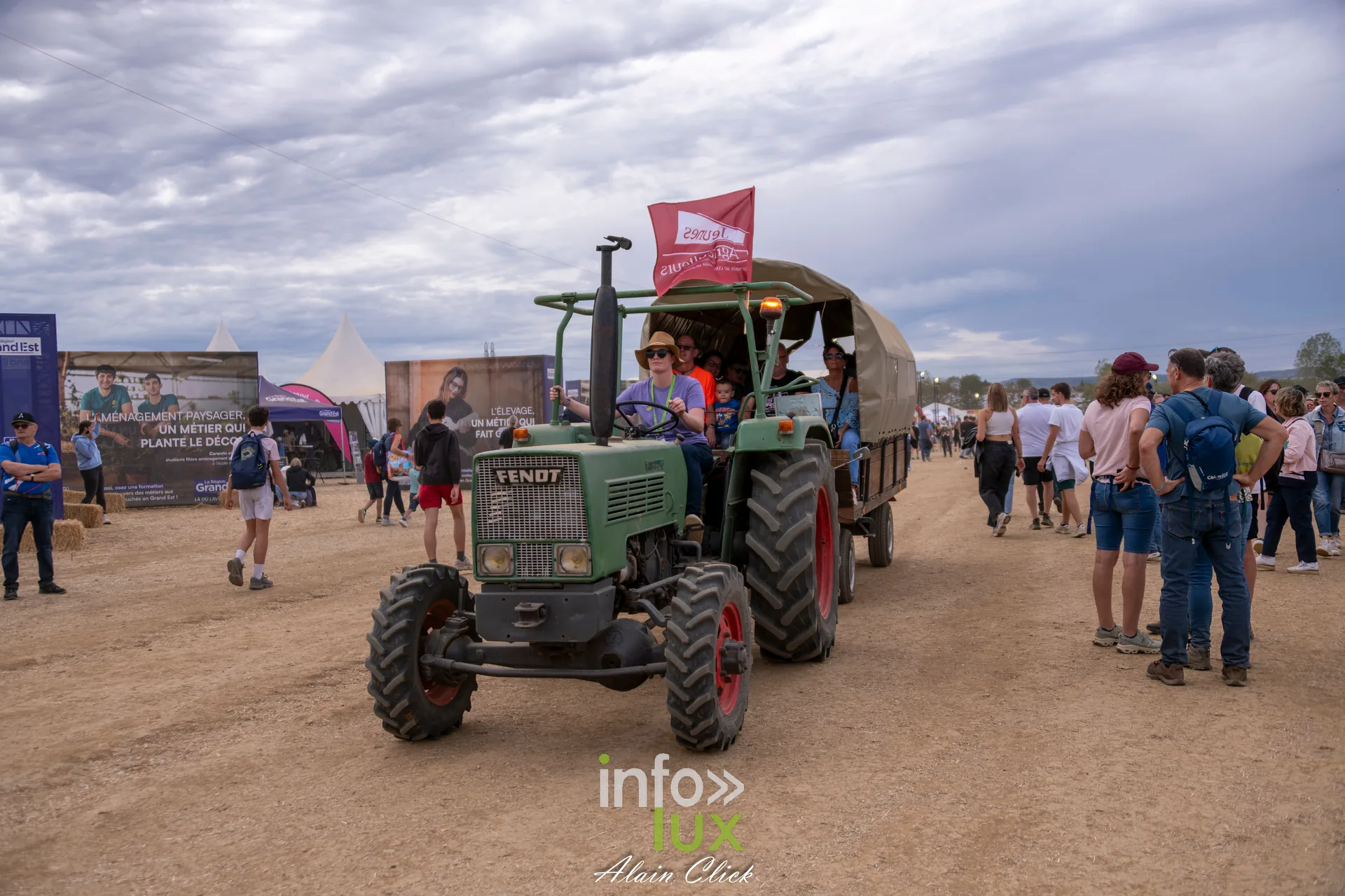 Vieux tracteur Fendt tirant une remorque de visiteurs dans les allees des Terres de Jim
