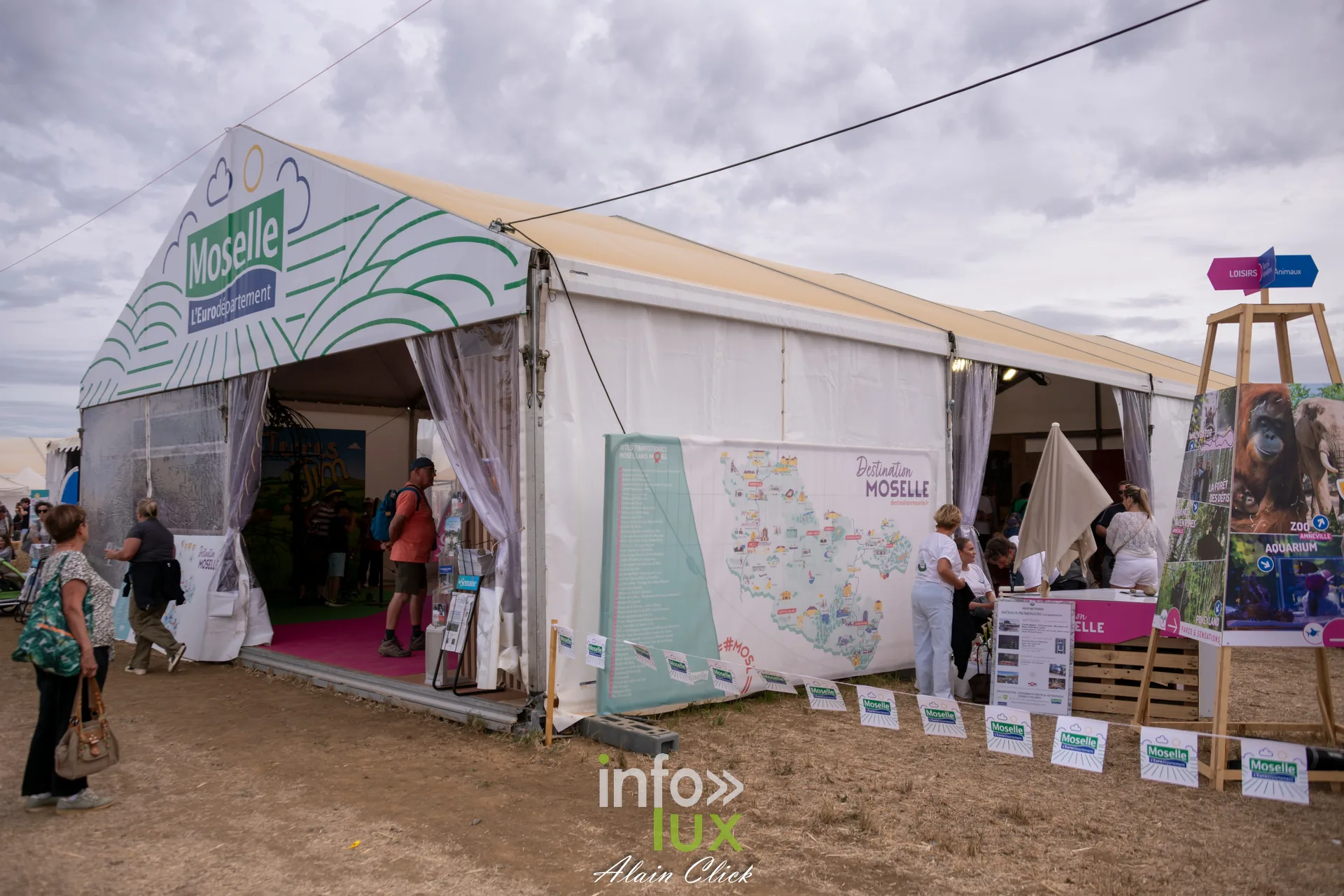 Stand du Departement de la Moselle avec carte des animations aux Terres de Jim