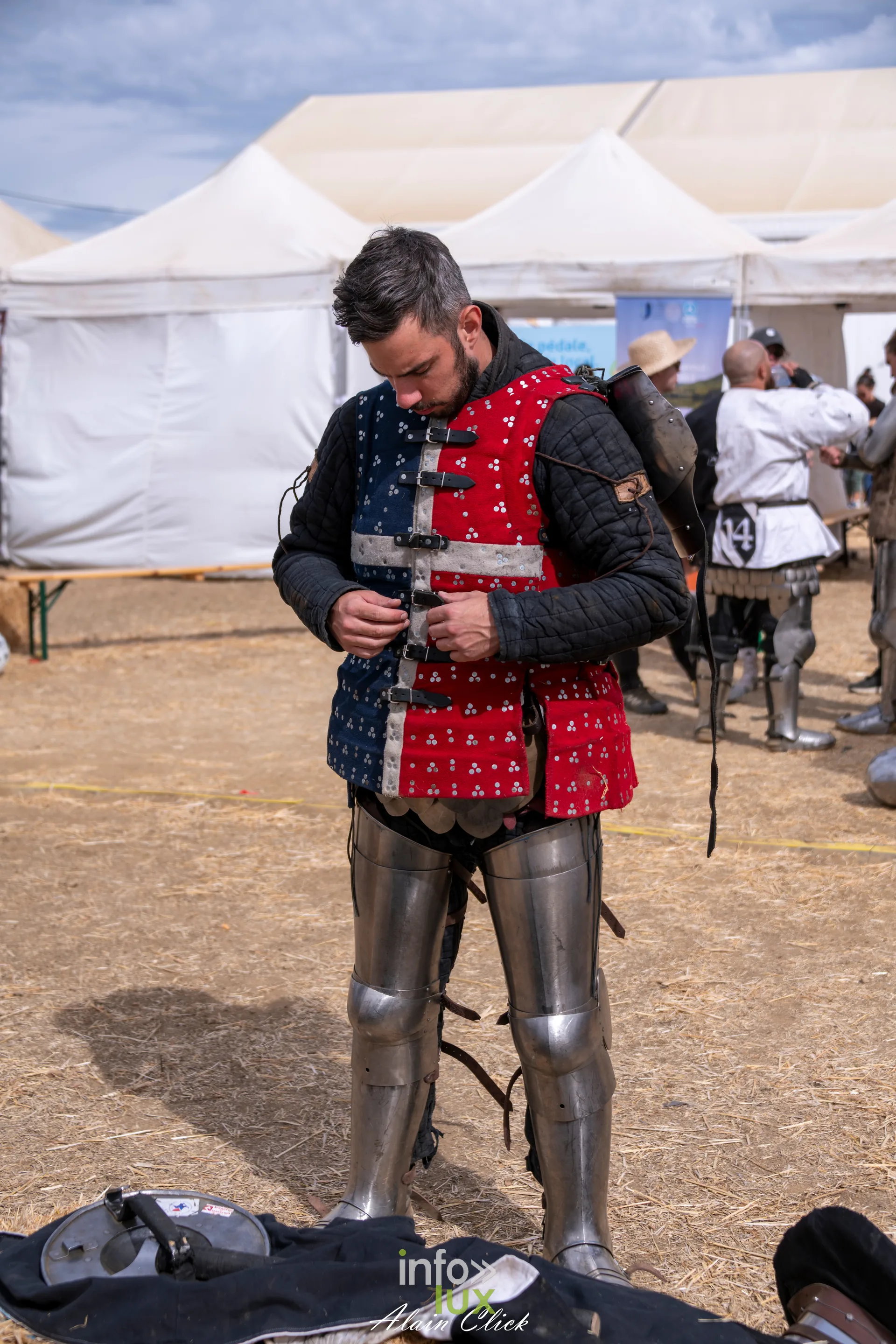 Figurant en armure medievale se preparant aux Terres de Jim