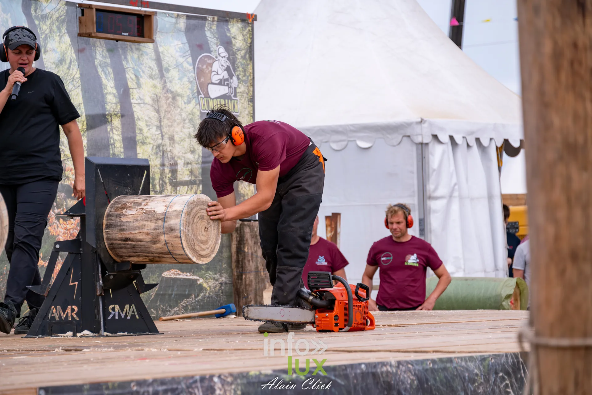 Bucheron sportif au micro presentant l epreuve de tronconneuse aux Terres de Jim