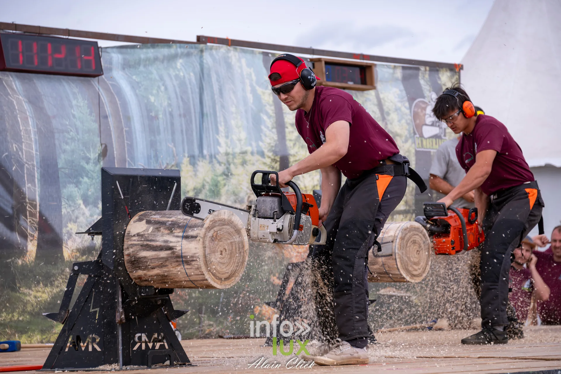 Bucherons sportifs en plein effort a la tronconneuse copeaux volants