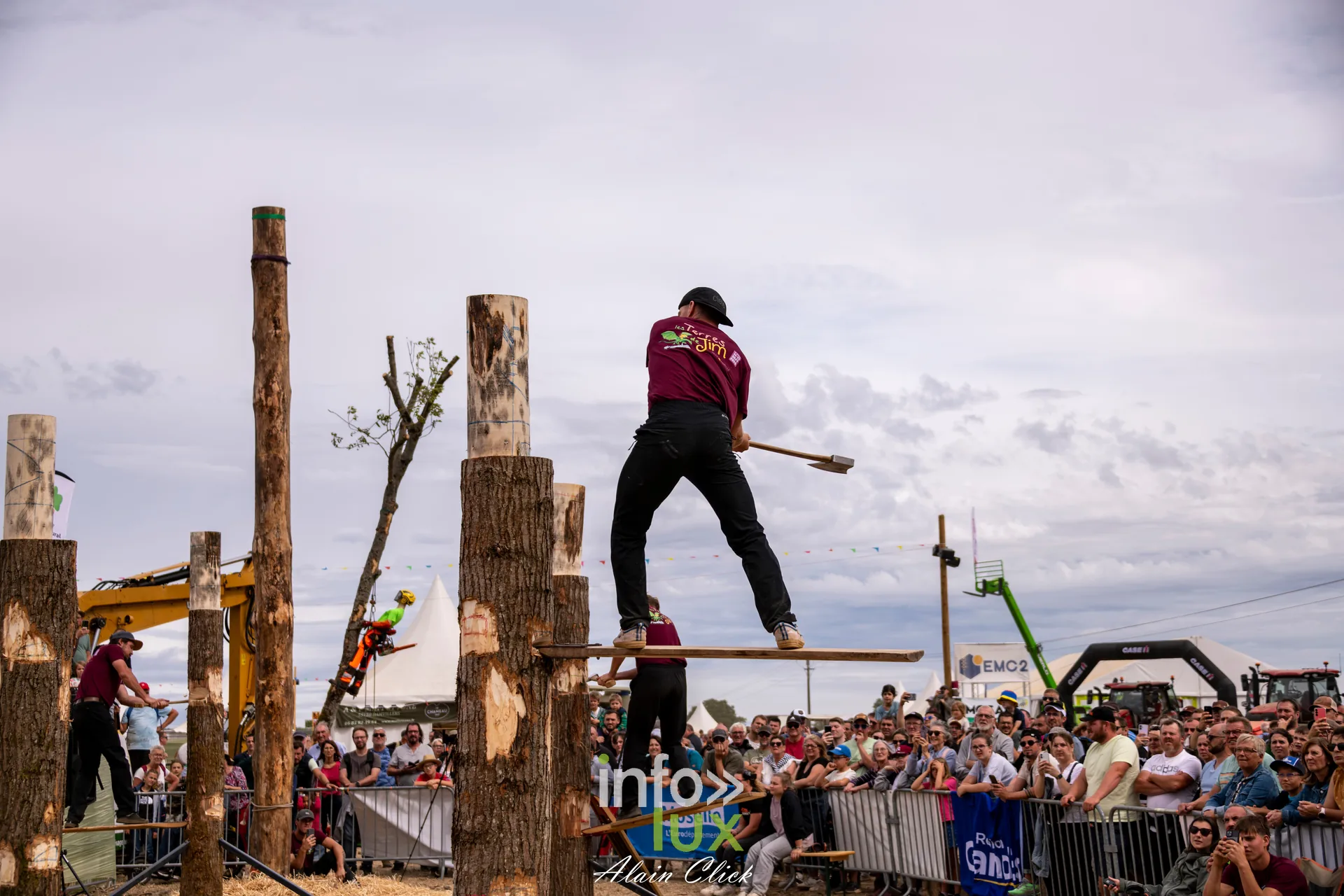 Bucheron sportif en equilibre sur sa planche devant la foule des Terres de Jim 2026