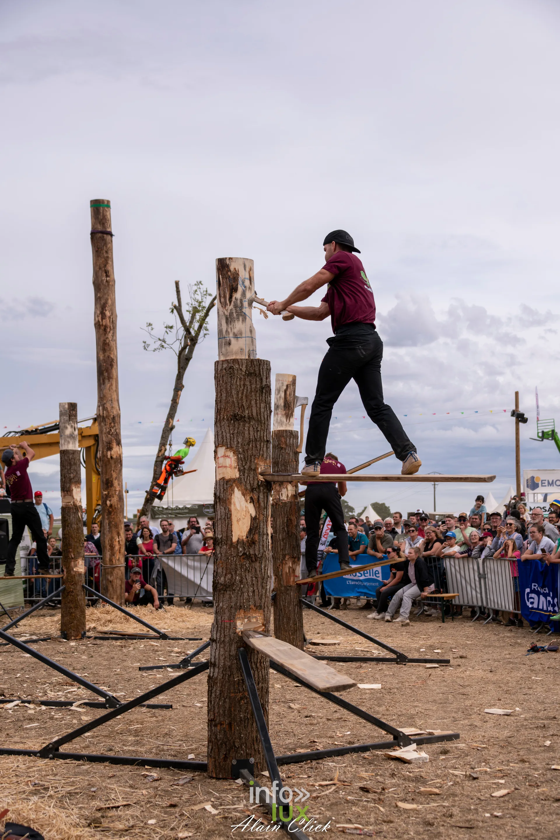 Bucheron sportif sur sa planche vu de profil avec la foule en fond