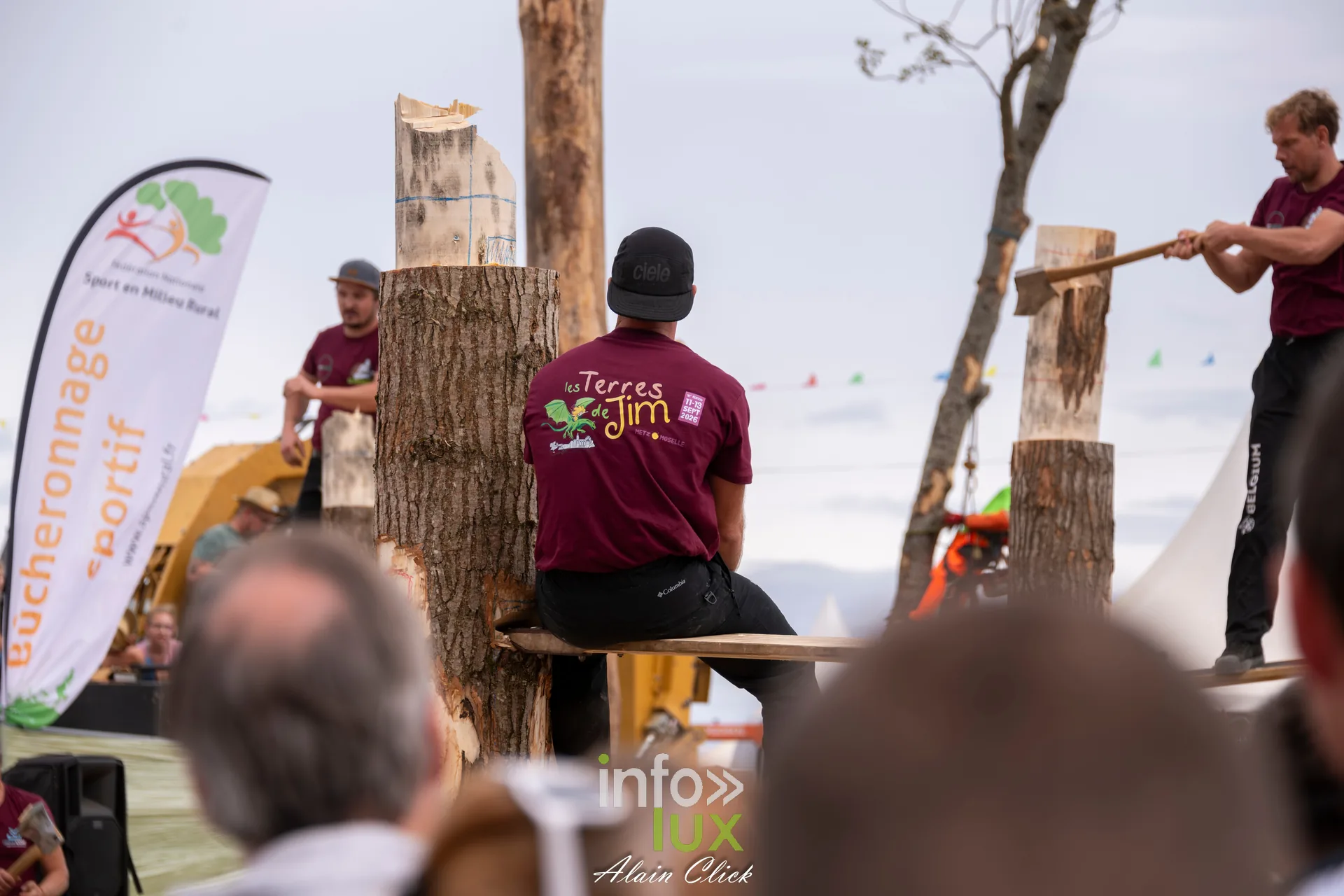 Bucheron sportif vu depuis le public entre les tetes des spectateurs