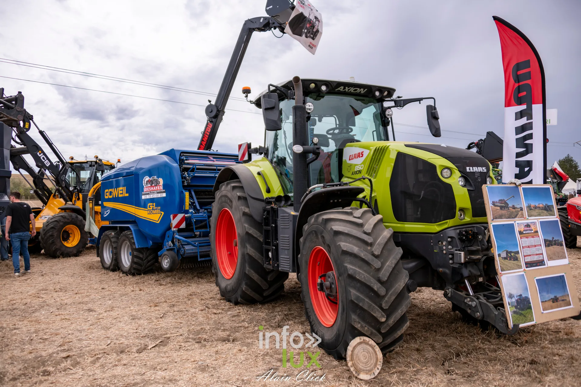 Tracteur Claas vert et charrue exposes aux Terres de Jim 2026