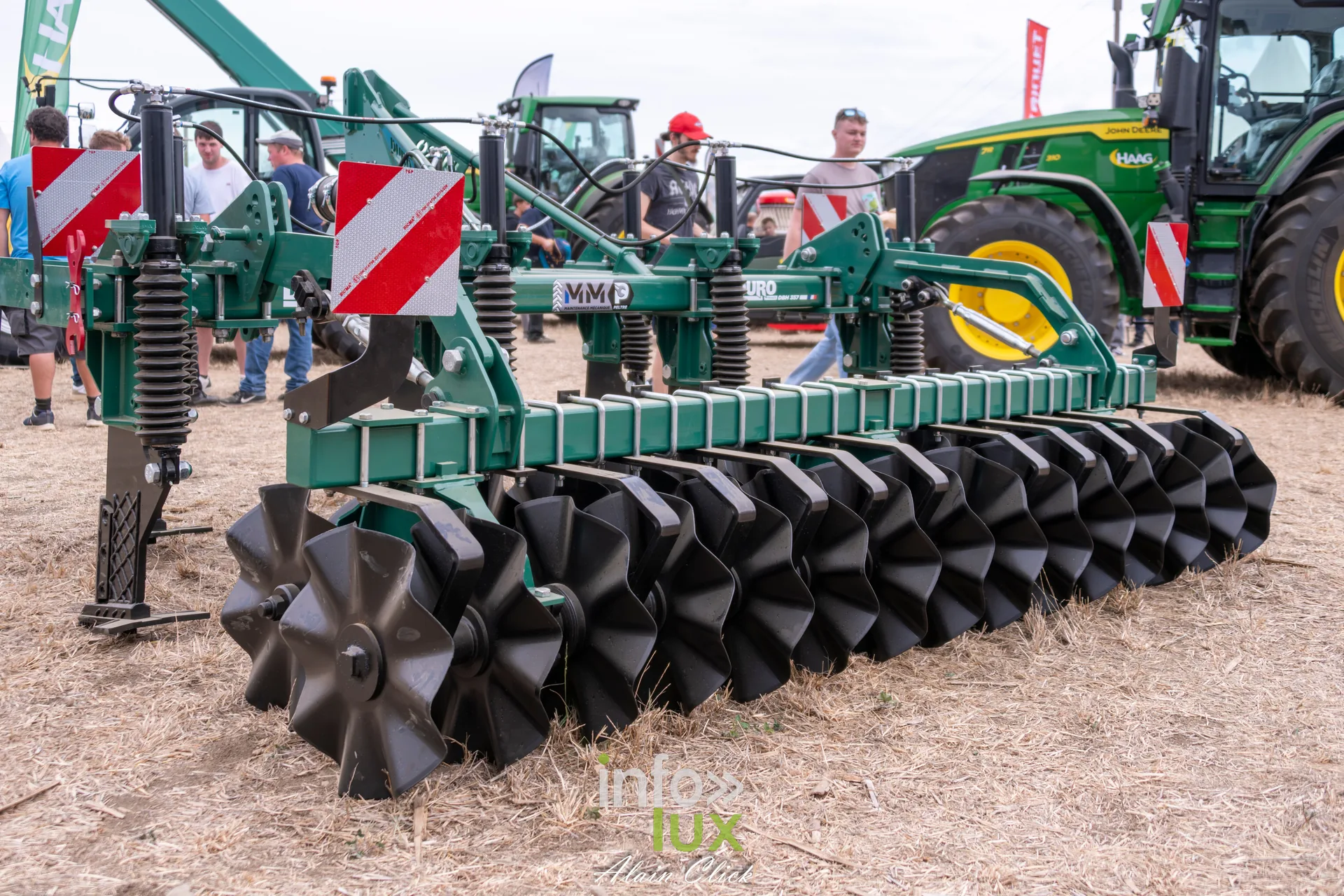 Dechaumeur a disques MMI expose devant un tracteur John Deere