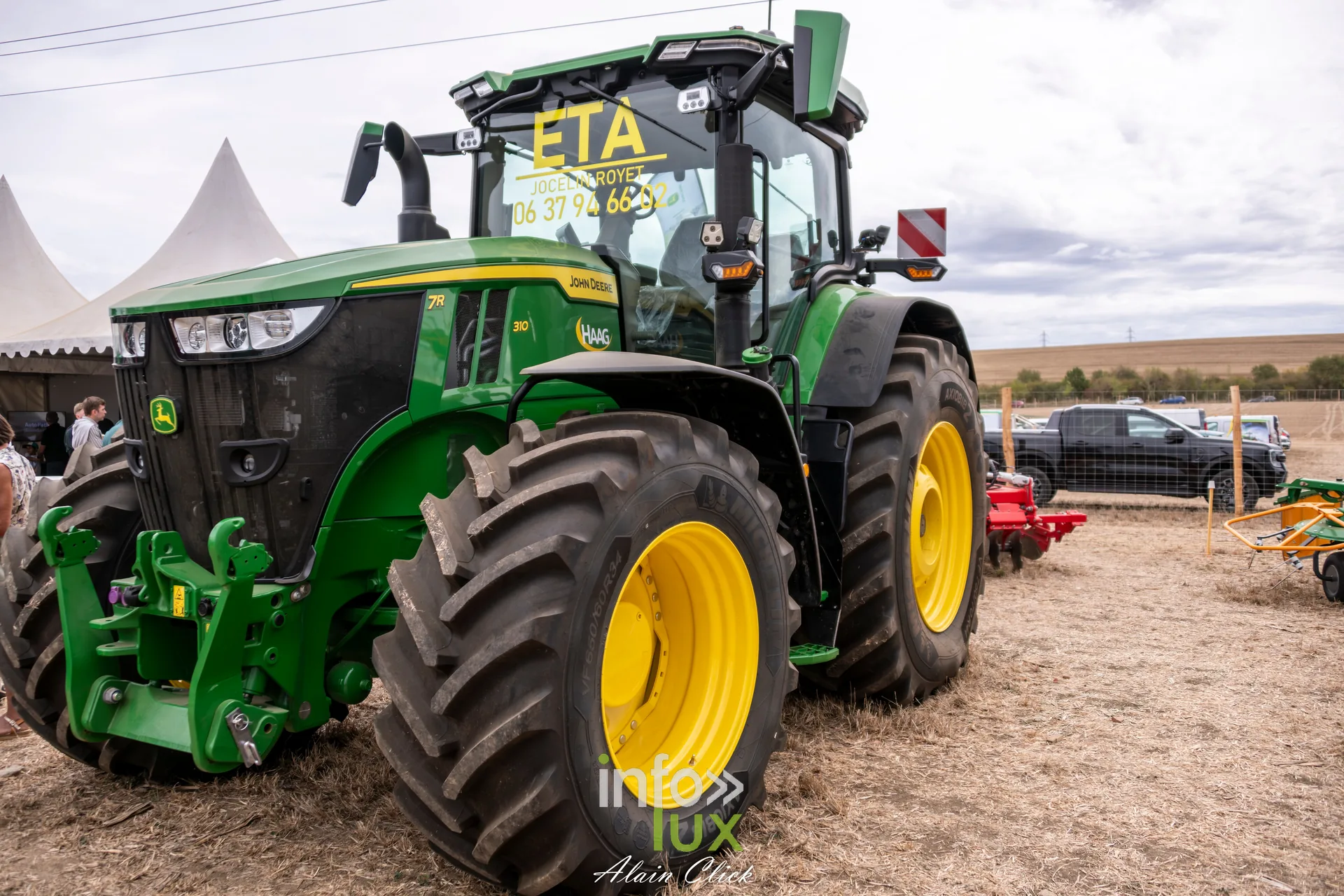 Tracteur John Deere vert et jaune expose aux Terres de Jim a Metz-Magny
