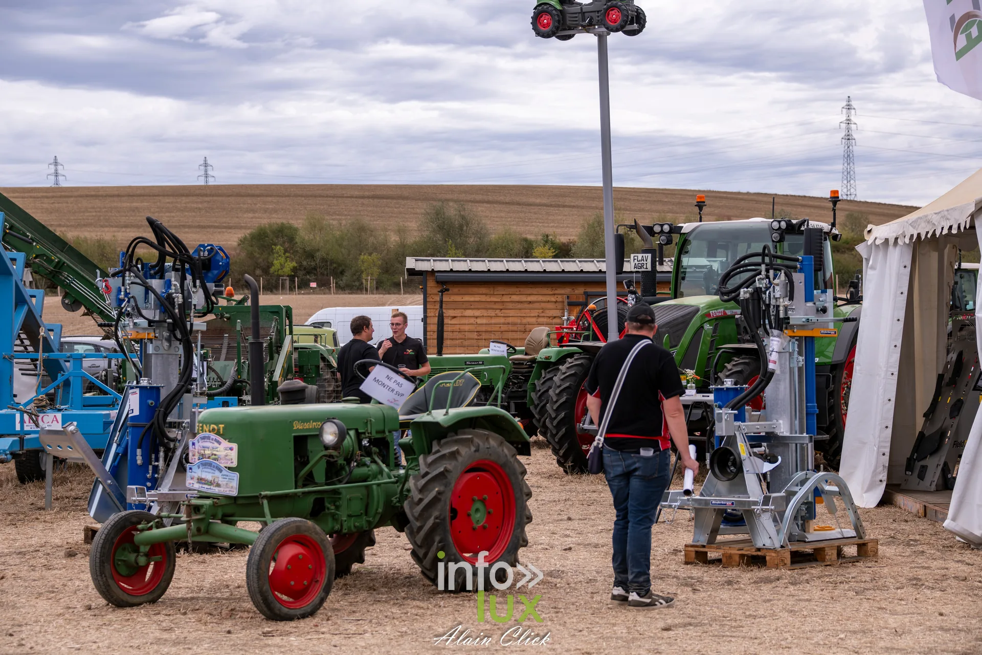 Vieux tracteur Deutz vert expose avec d autres machines aux Terres de Jim