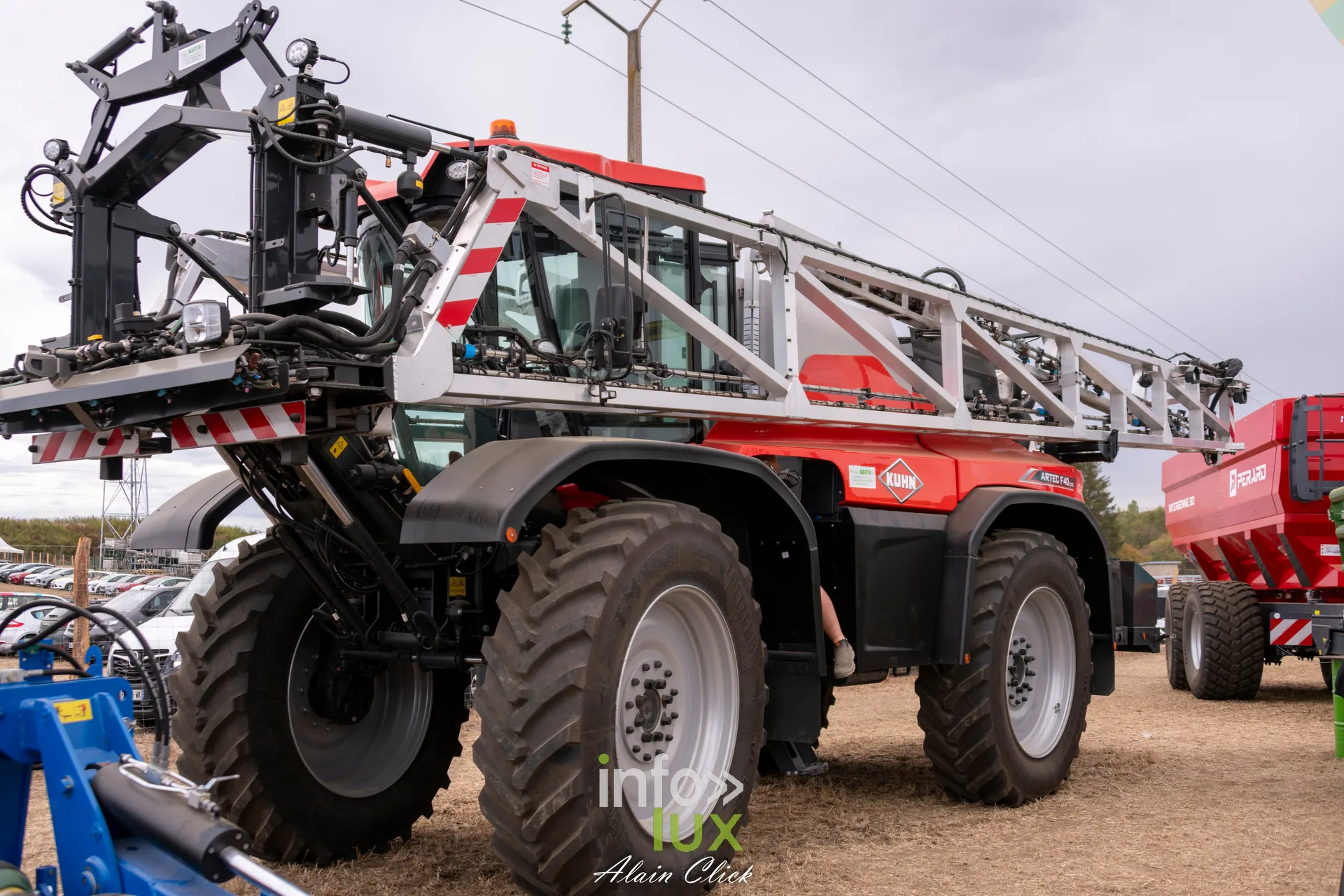 Pulverisateur automoteur rouge et blanc expose aux Terres de Jim