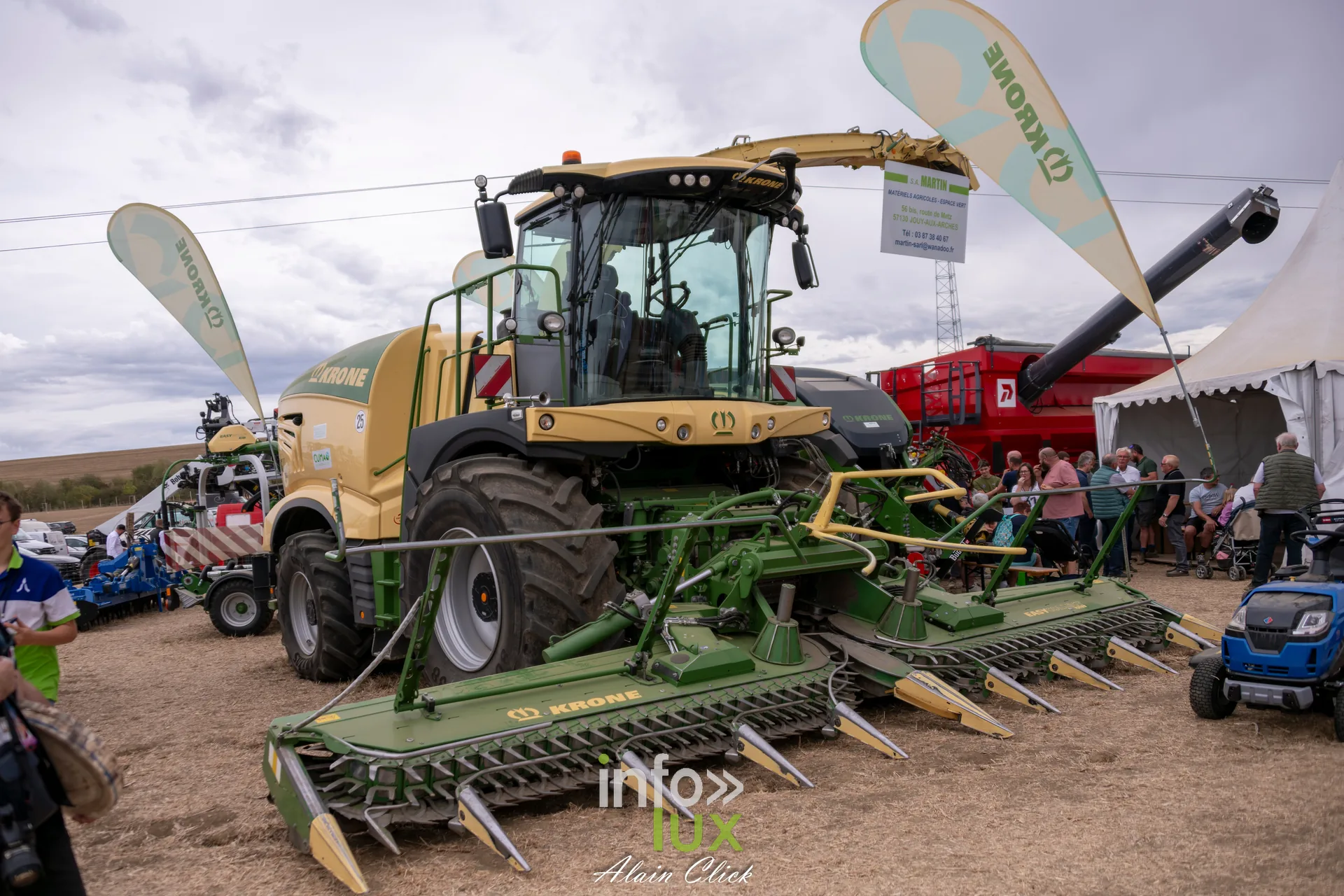 Ensileuse Krone jaune et verte exposee aux Terres de Jim a Metz-Magny