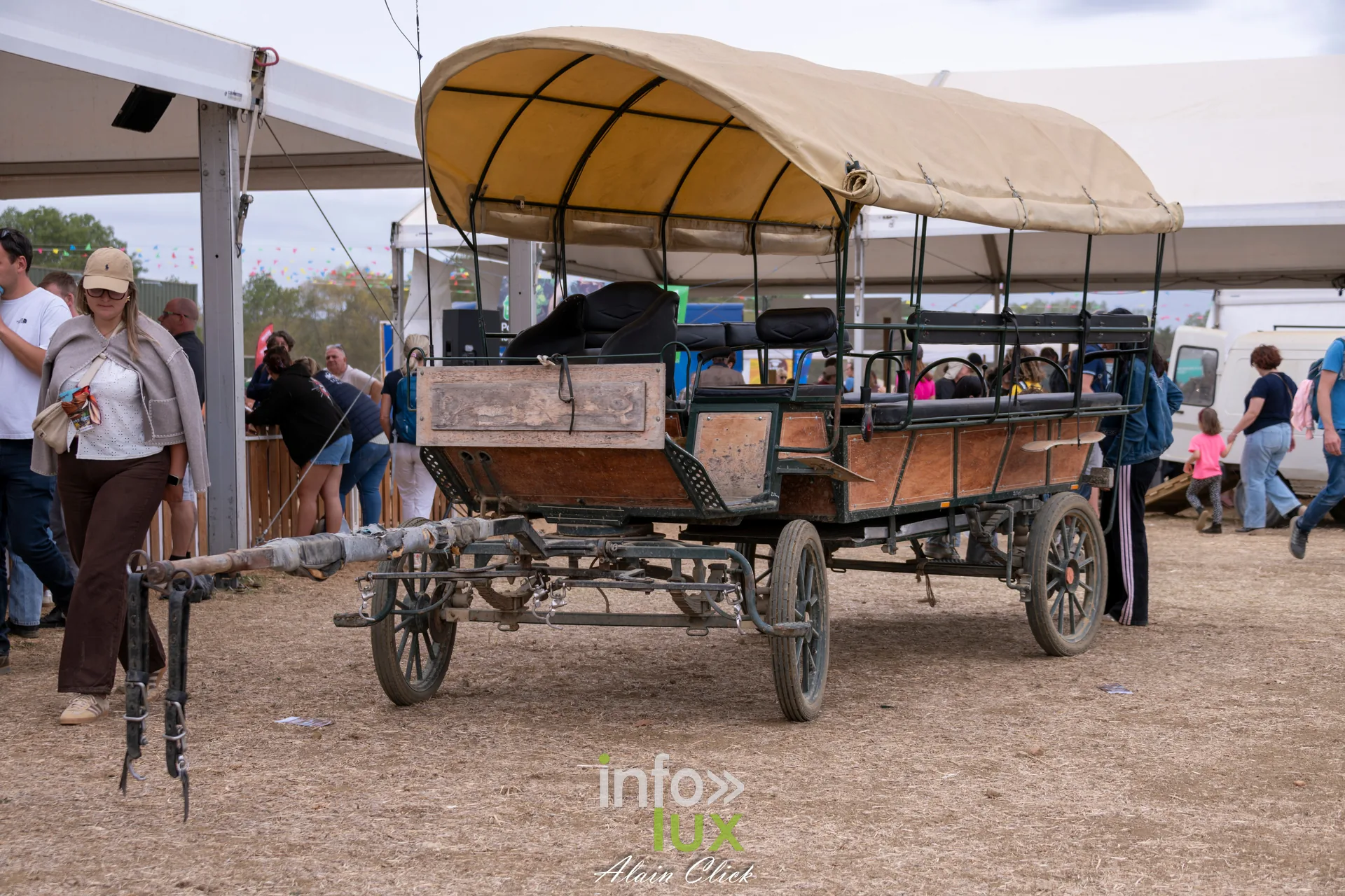 Charrette bachee tiree par un tracteur pour promener les visiteurs