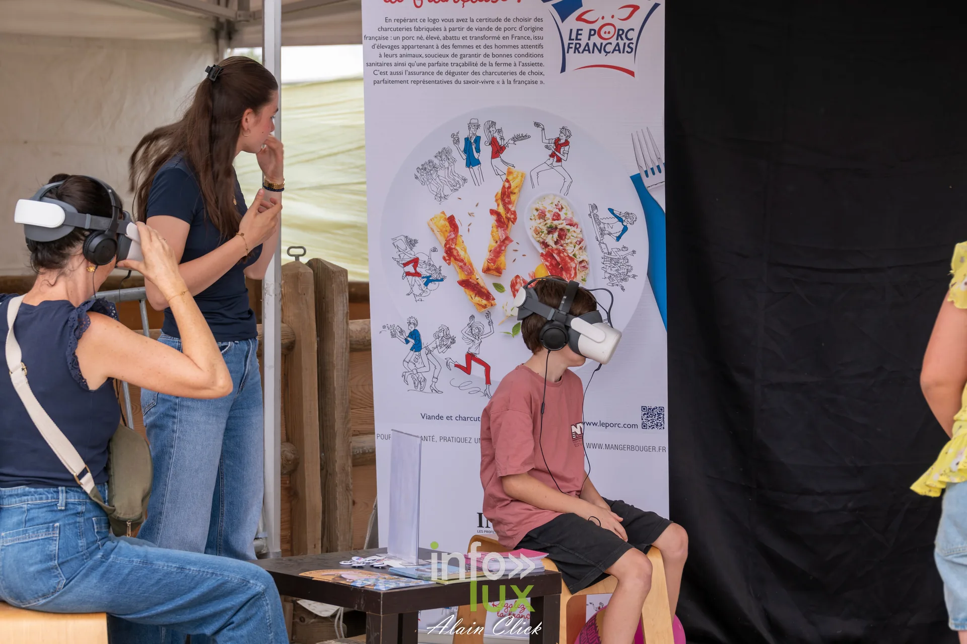 Visiteuse avec un casque de realite virtuelle au stand Le Porc Francais
