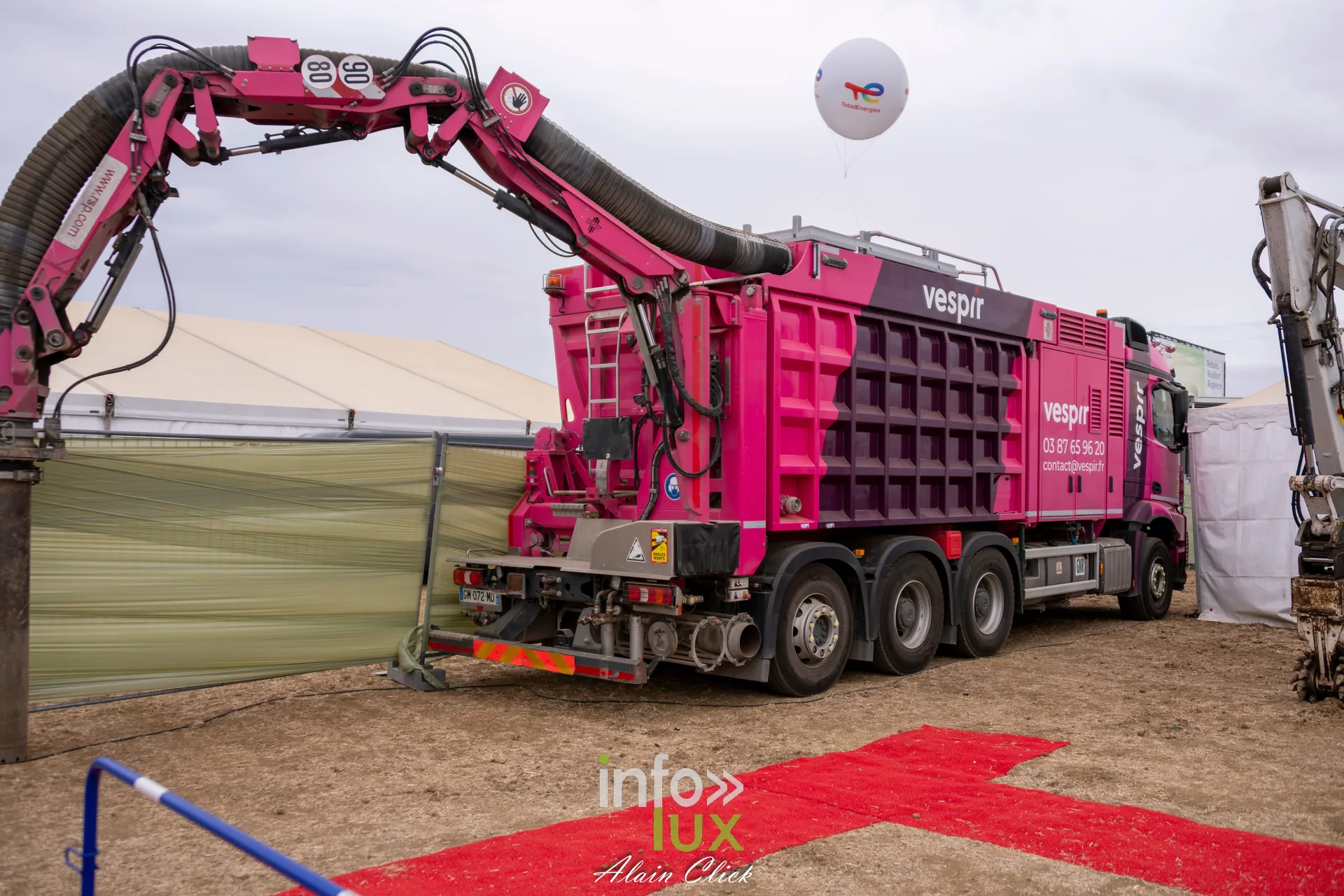 Camion rose Vespir avec bras de chargement expose aux Terres de Jim