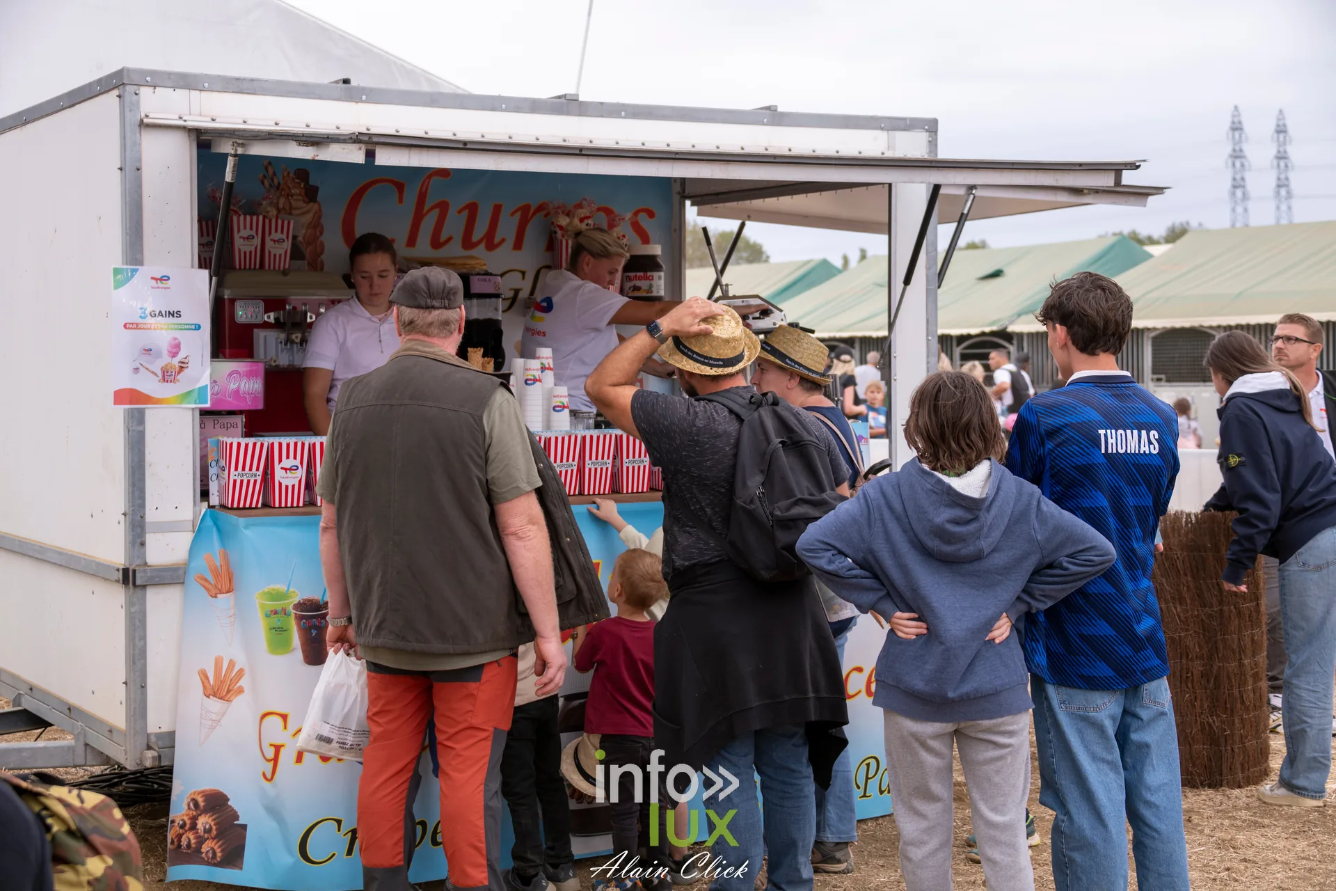 File d attente devant le stand de churros des Terres de Jim