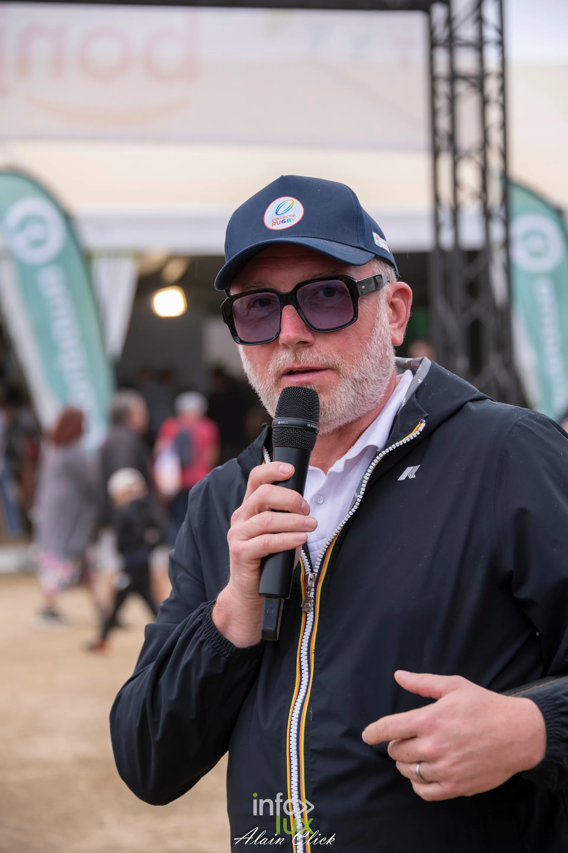 Animateur au micro dans les allees des Terres de Jim