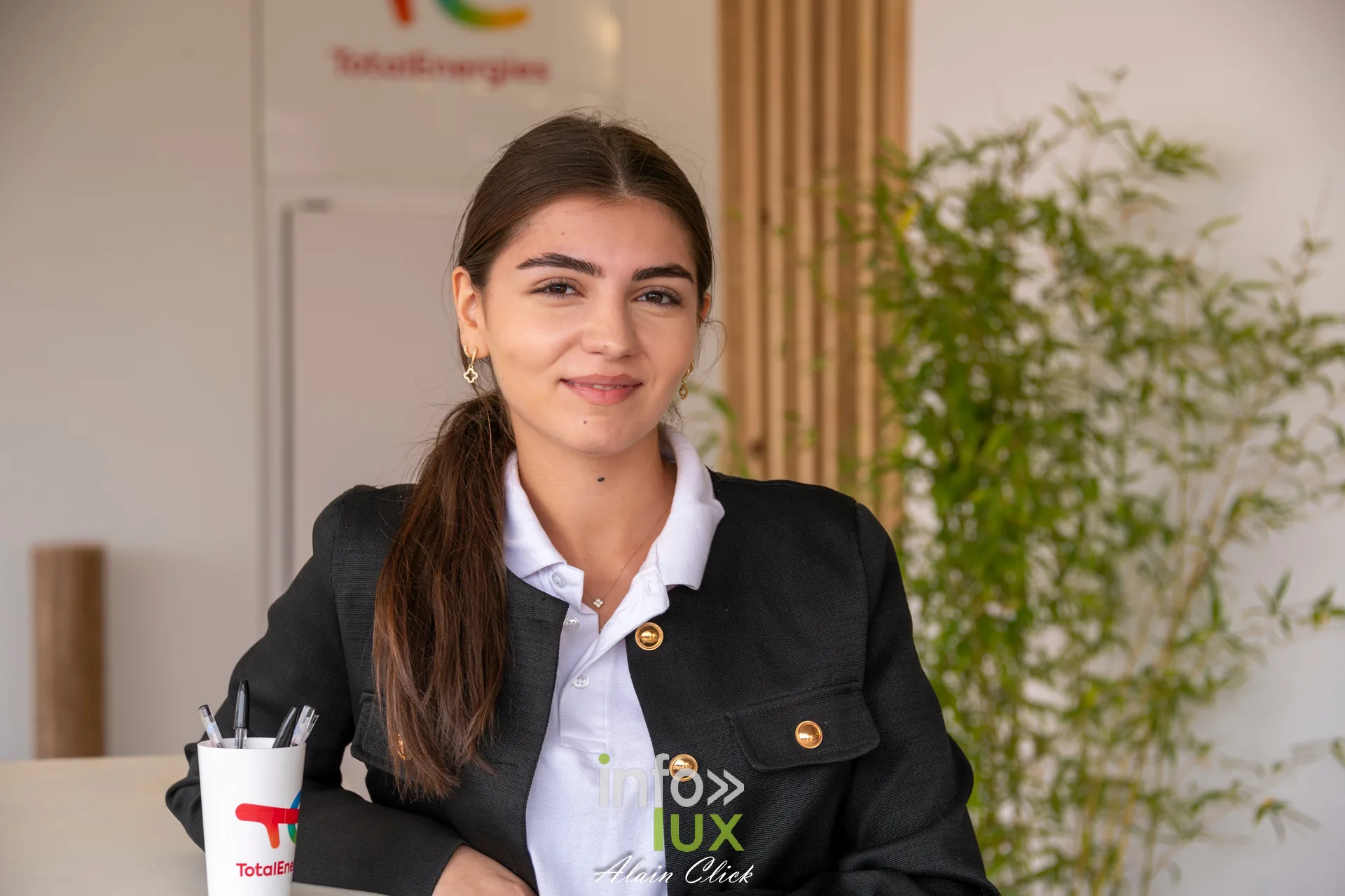 Jeune femme souriante au stand TotalEnergies des Terres de Jim