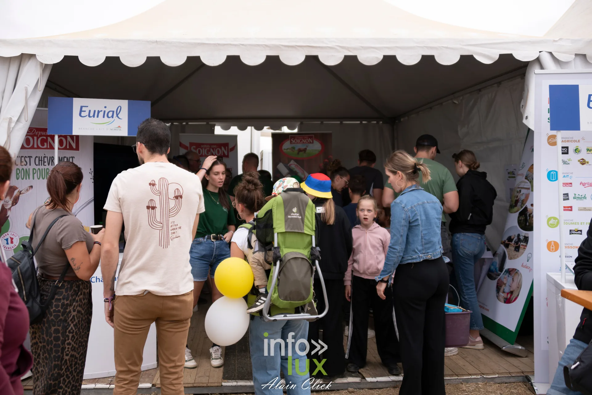 Visiteurs devant le stand Eurial aux Terres de Jim