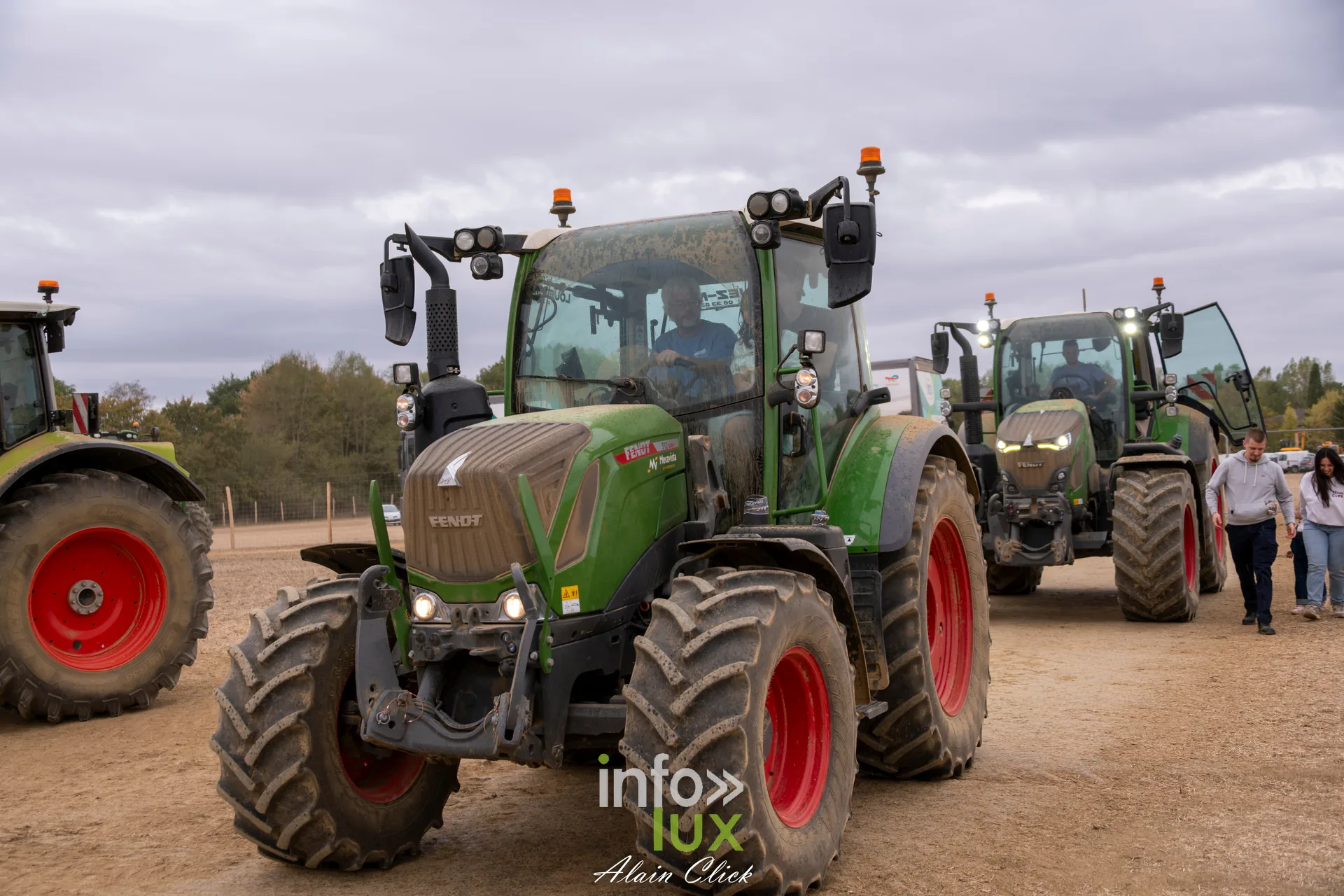 Tracteurs Fendt verts alignes sur le site des Terres de Jim