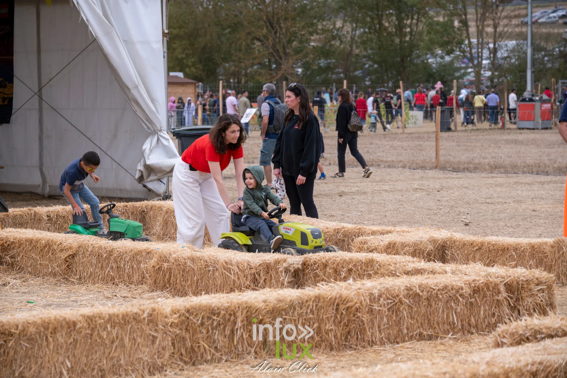 Tracteurs a pedales pour enfants entre les bottes de paille