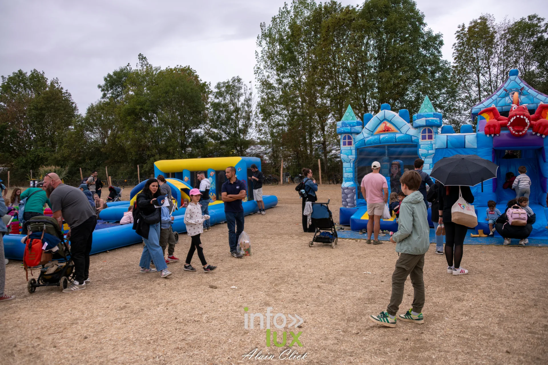 Chateaux gonflables et familles au village enfants des Terres de Jim