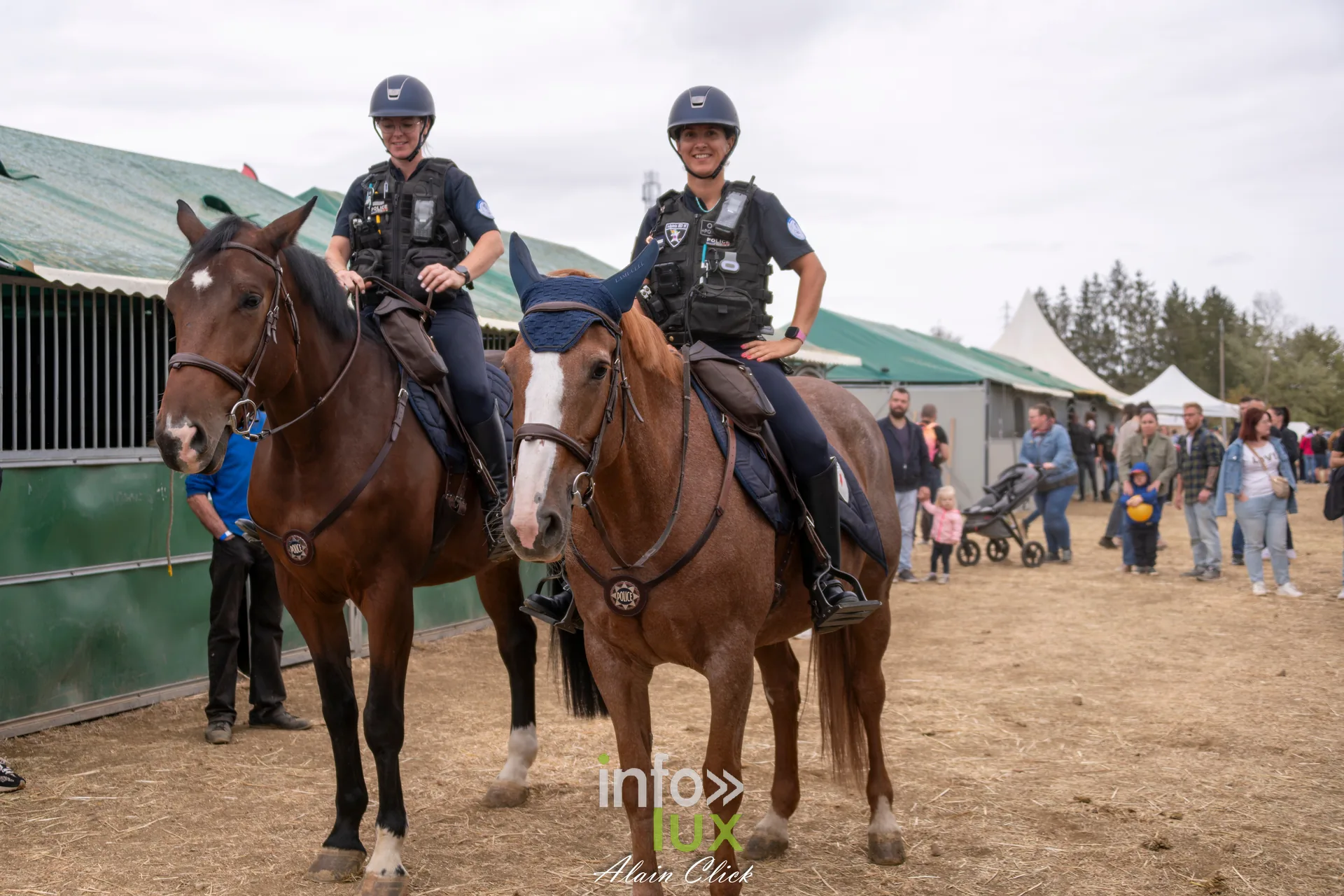 Deux policieres a cheval de la police montee sur le site des Terres de Jim