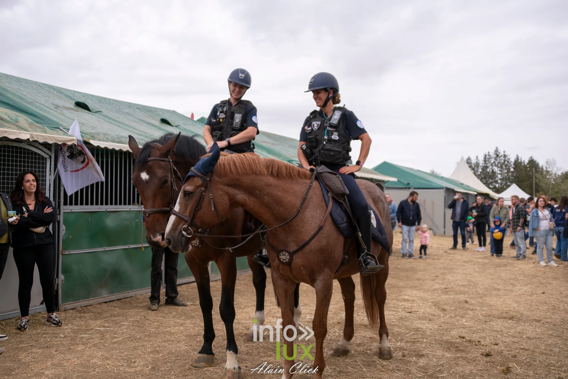Policieres a cheval devant les boxes des Terres de Jim
