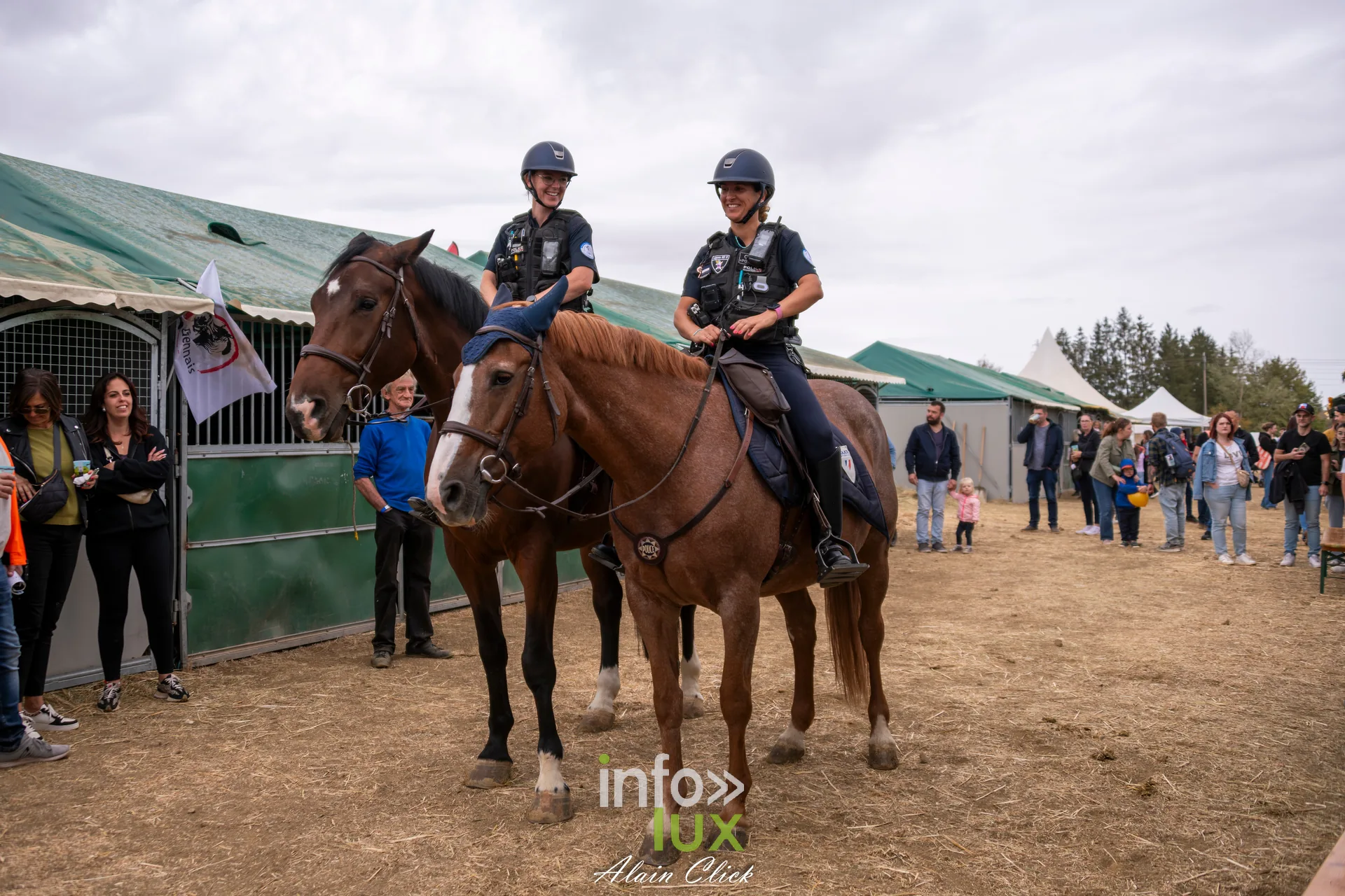 Patrouille de police montee saluee par les visiteurs