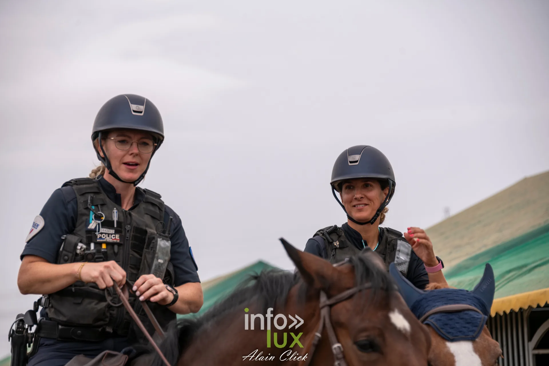 Policiere a cheval de face avec son casque aux Terres de Jim
