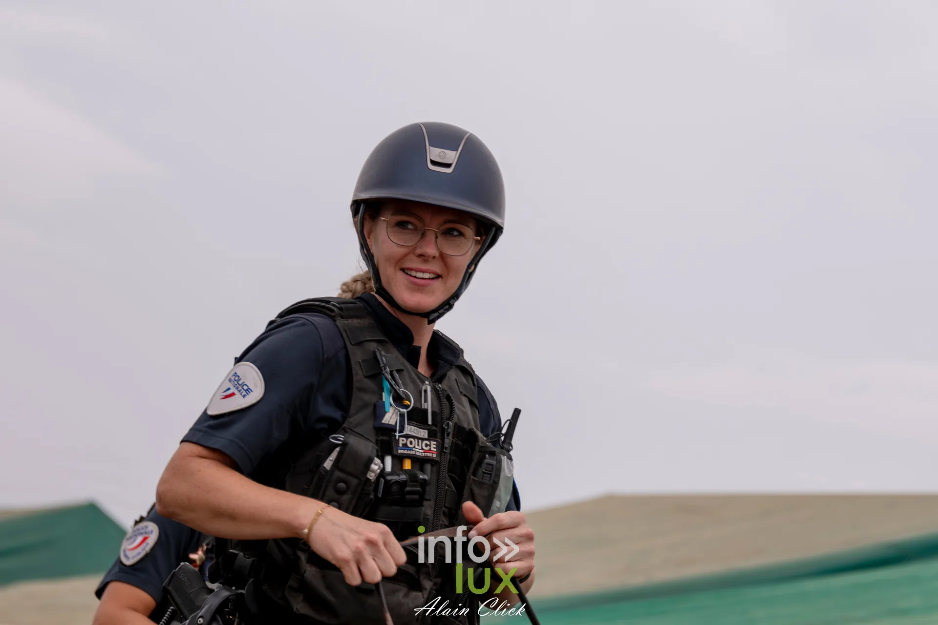 Portrait d une policiere de la police montee souriante