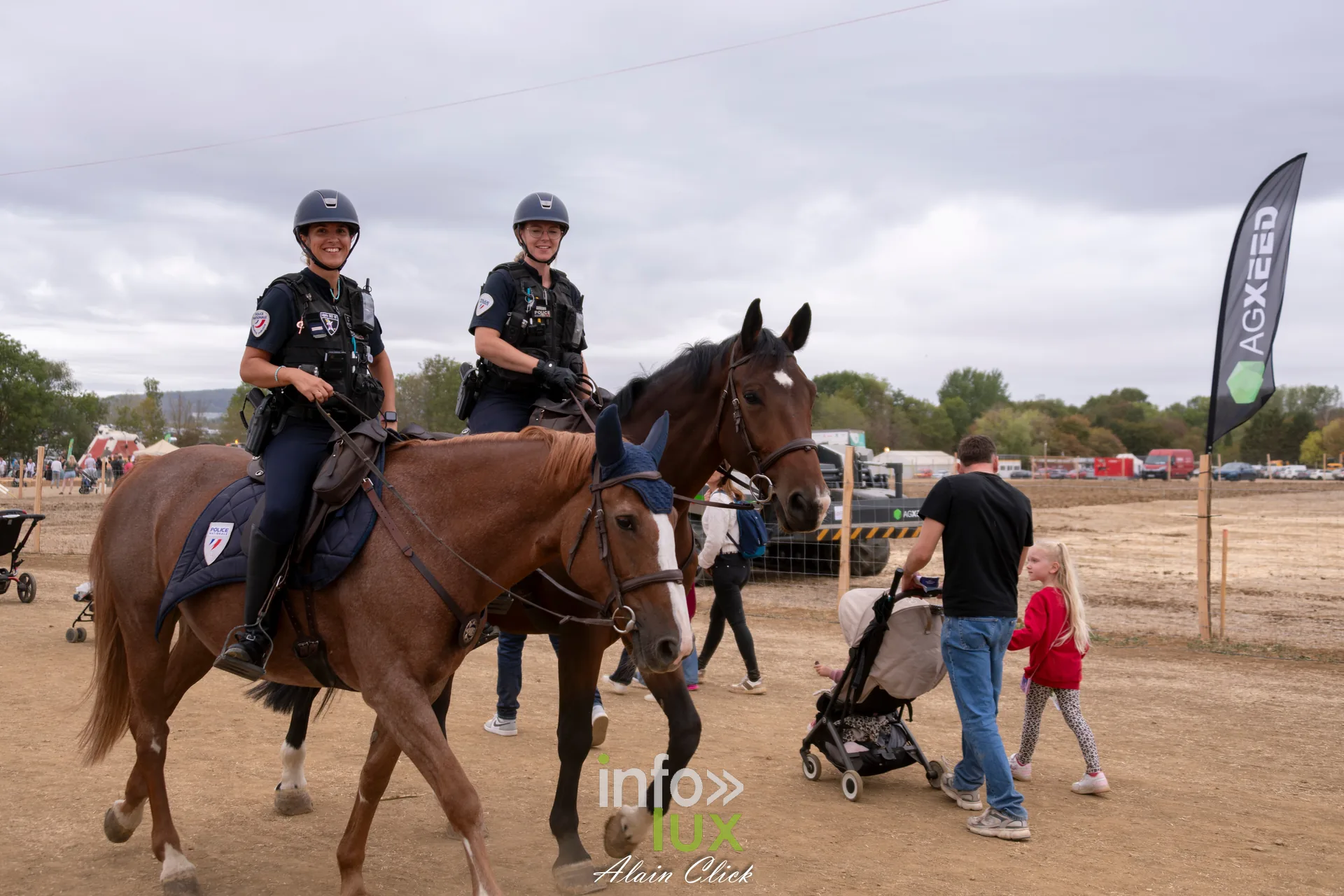 Policieres a cheval croisant des familles avec poussettes