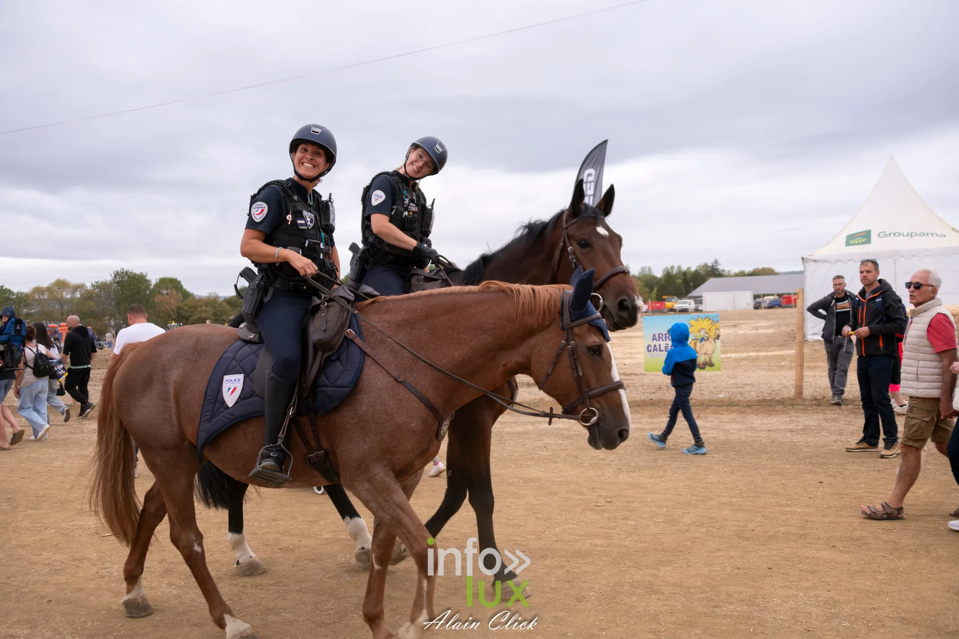 Policieres a cheval discutant avec un visiteur aux Terres de Jim