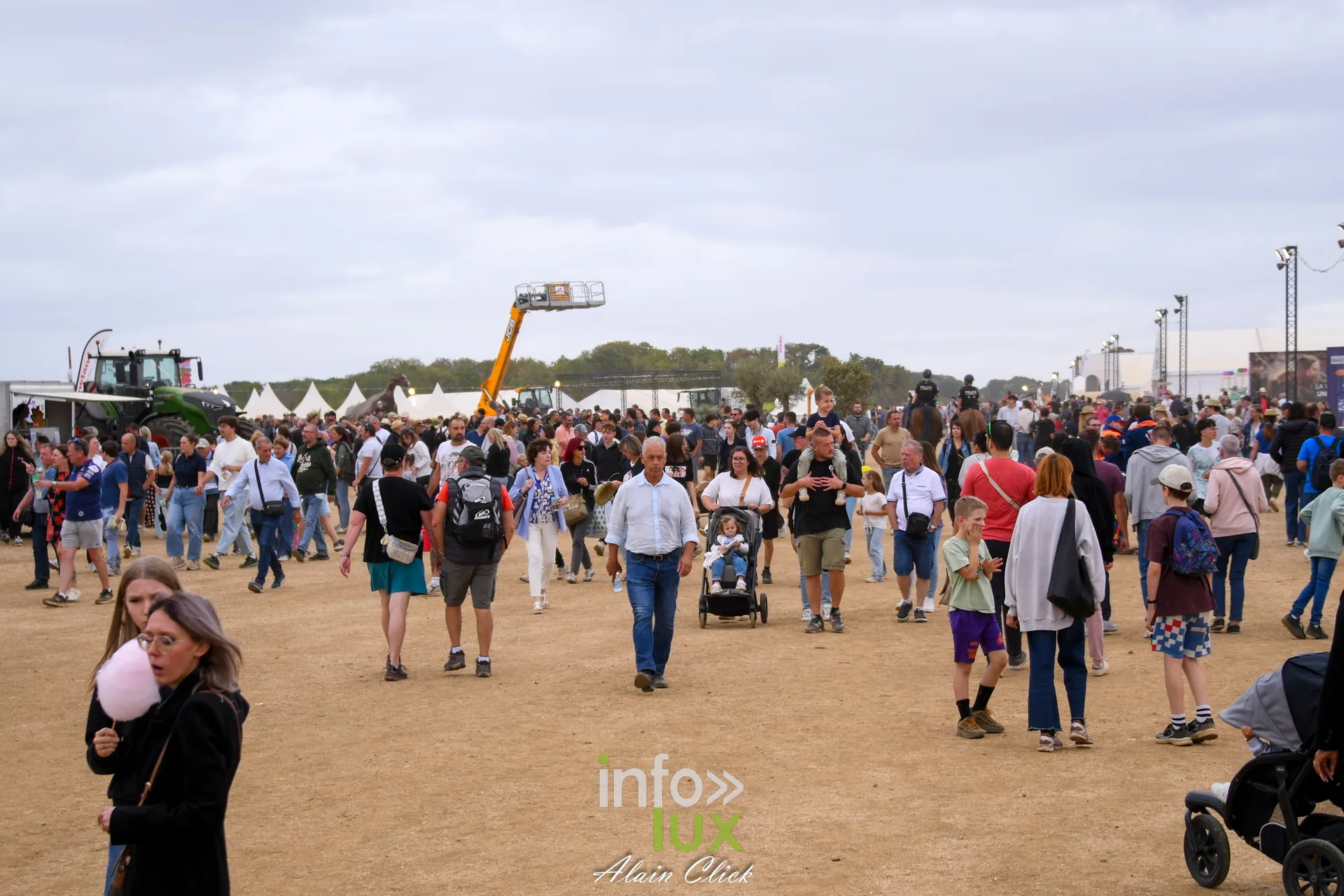 Foule de visiteurs dans les allees des Terres de Jim 2026 a Metz-Magny