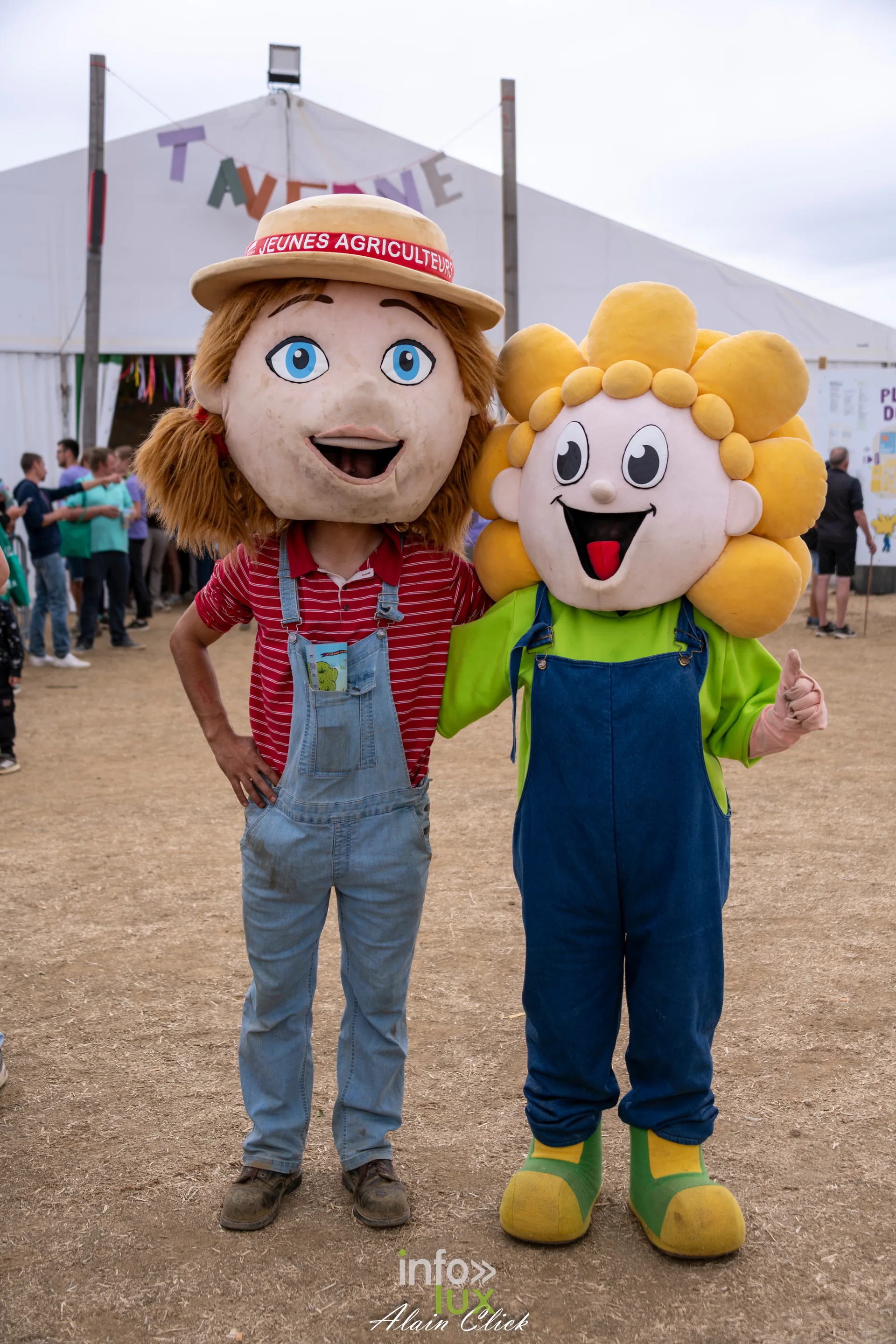 Mascottes Jim et fleur des Terres de Jim posant pour la photo