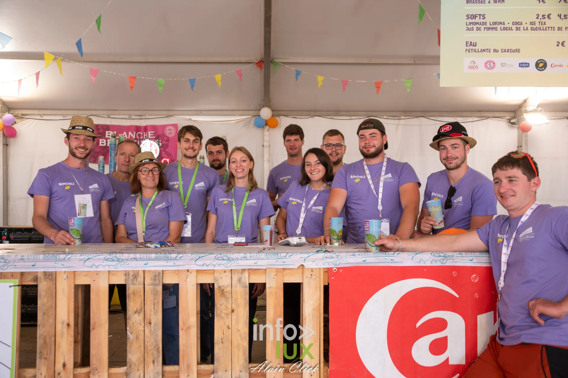 Benevoles en tee-shirt violet derriere le bar des Terres de Jim