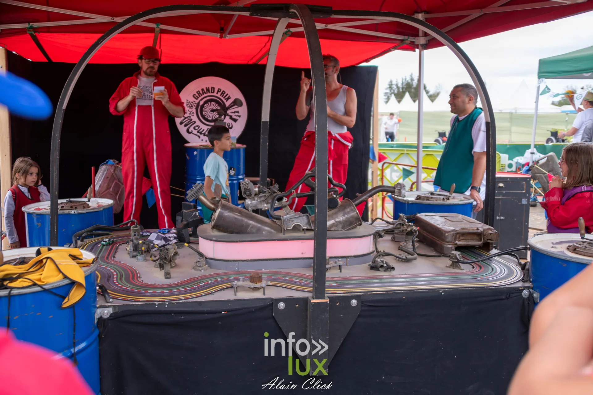 Circuit de voitures miniatures a pedales pour enfants aux Terres de Jim