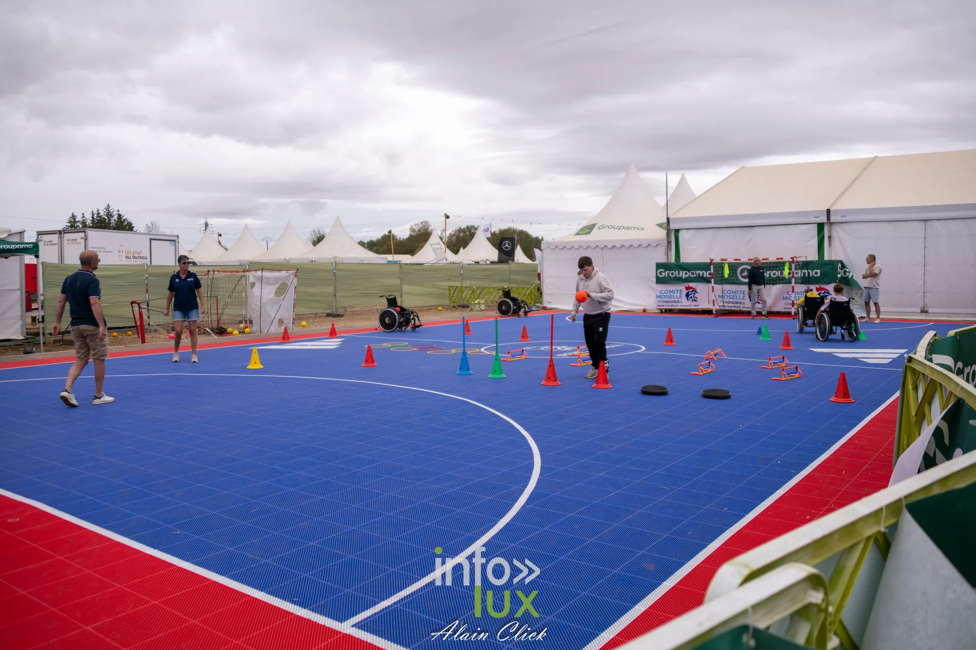Terrain de handball mobile bleu et rouge aux Terres de Jim