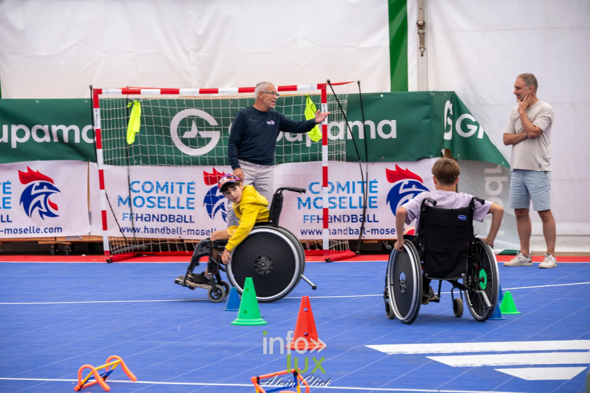 Initiation au handball en fauteuil roulant sur le terrain mobile des Terres de Jim