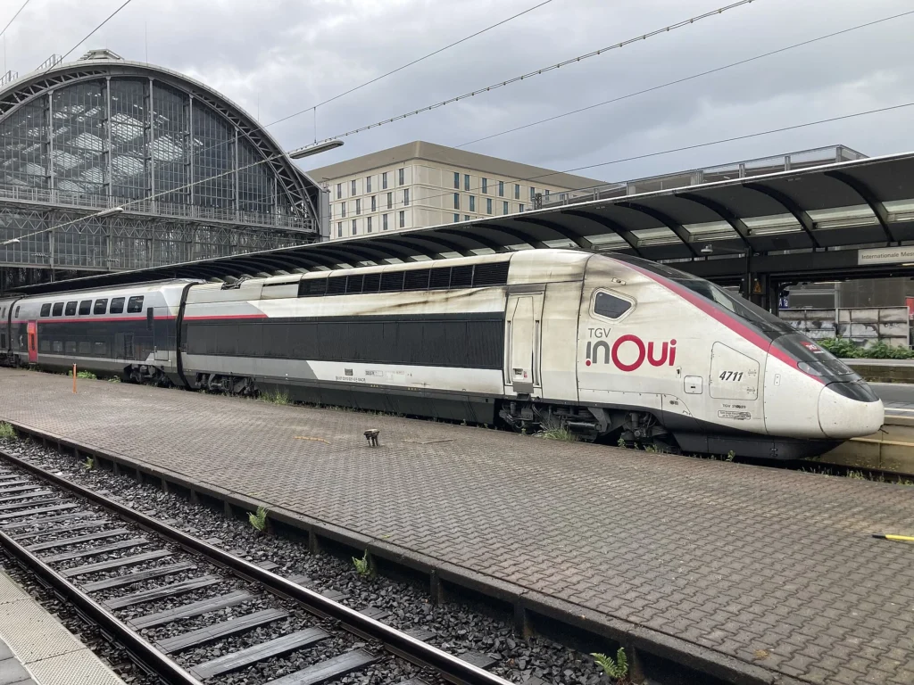 Un TGV inOui à quai en gare centrale de Francfort-sur-le-Main, devant la grande halle vitrée