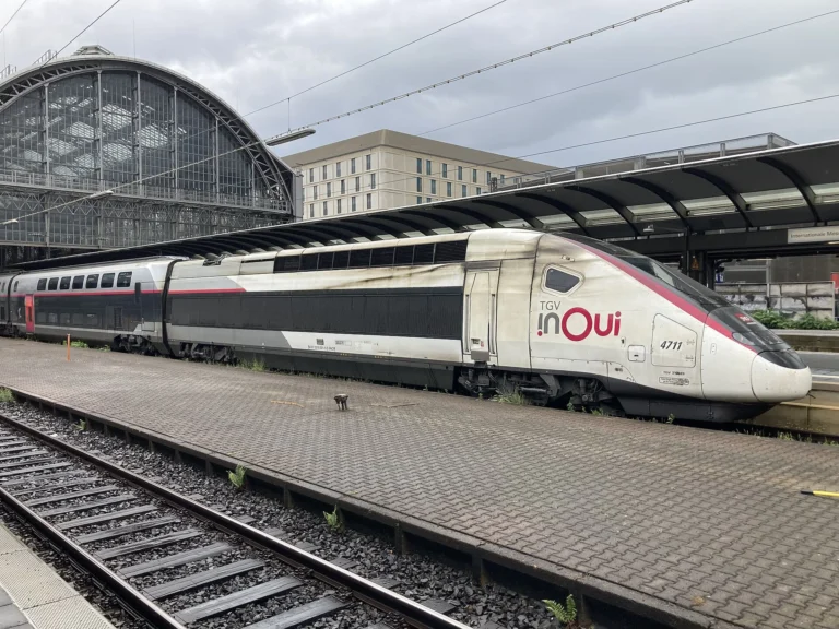 Un TGV inOui à quai en gare centrale de Francfort-sur-le-Main, devant la grande halle vitrée