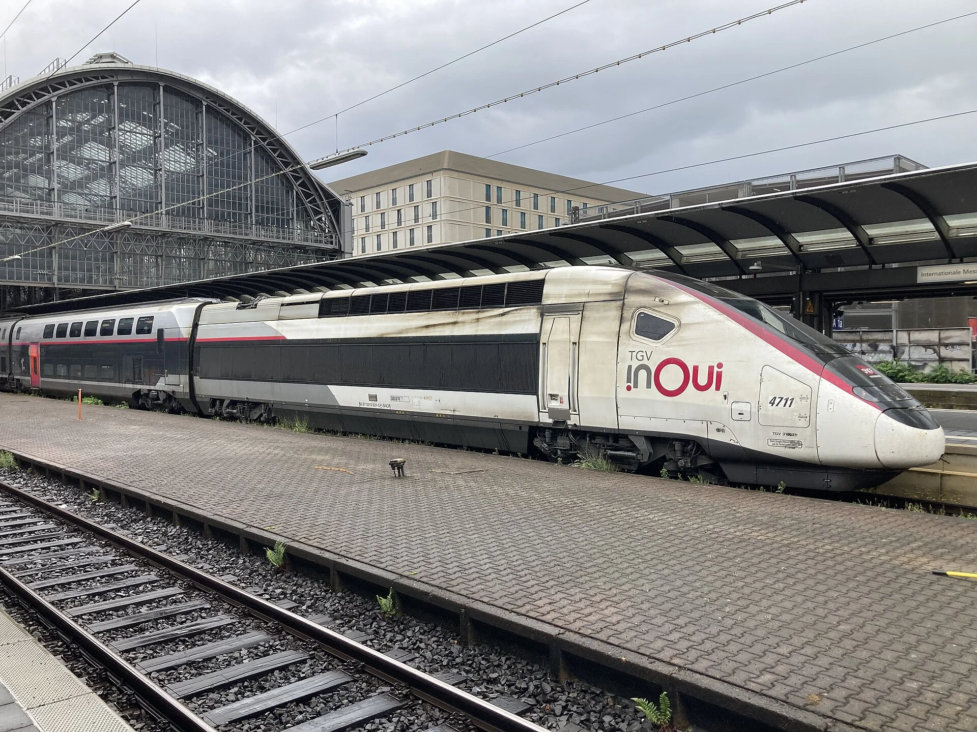 Un TGV inOui à quai en gare centrale de Francfort-sur-le-Main, devant la grande halle vitrée