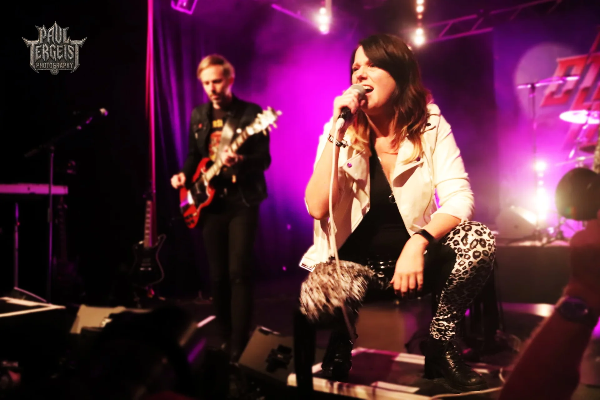 Chanteuse et guitariste de The Dirty Denims sur scene au Golden Age Rock Festival 2024