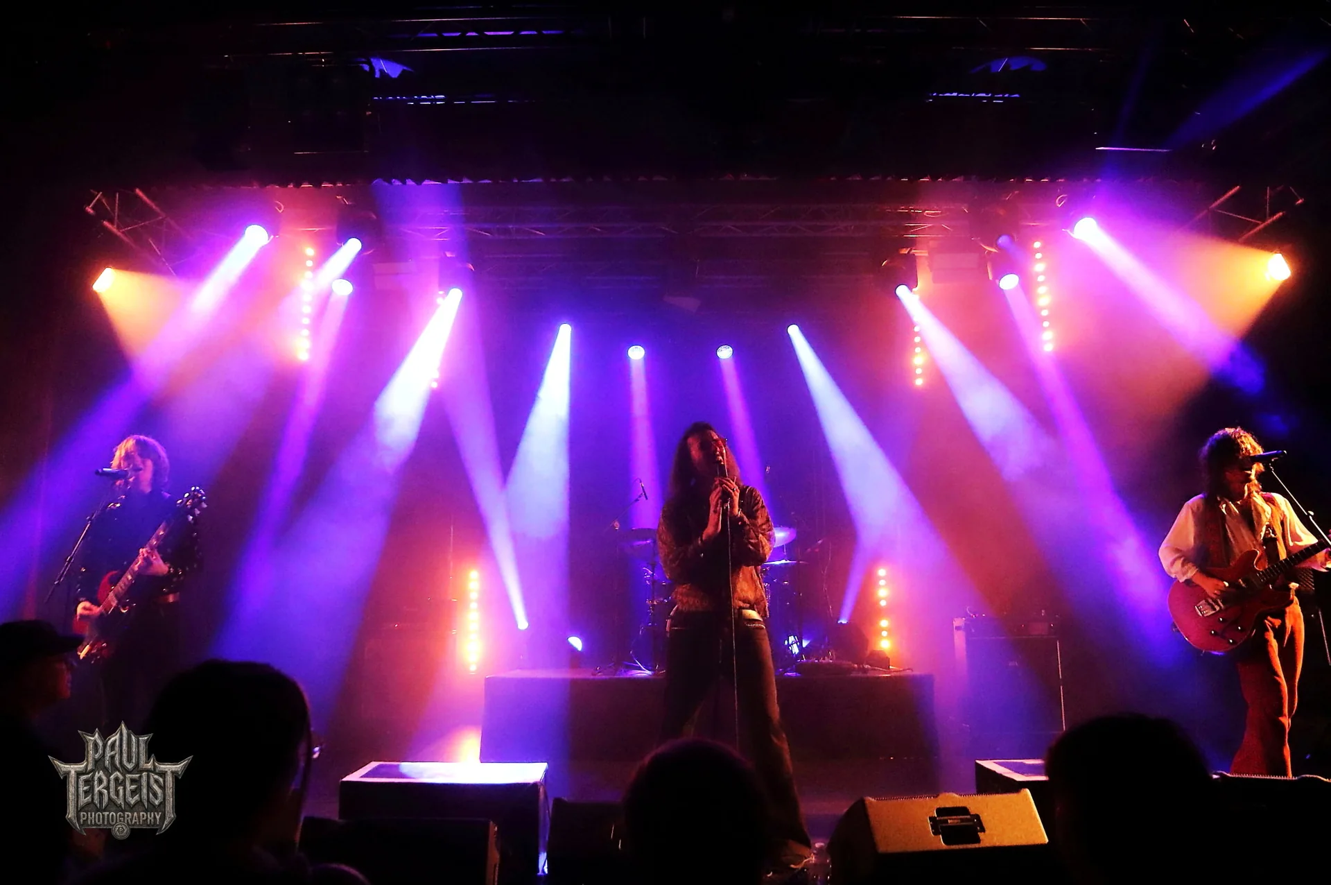 Le groupe The Flynts sur scene dans les faisceaux violets au Golden Age Rock Festival 2025