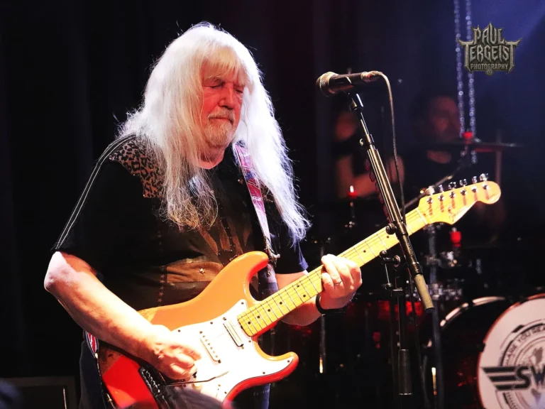 Andy Scott guitariste de The Sweet avec une Stratocaster orange au Golden Age Rock Festival 2025