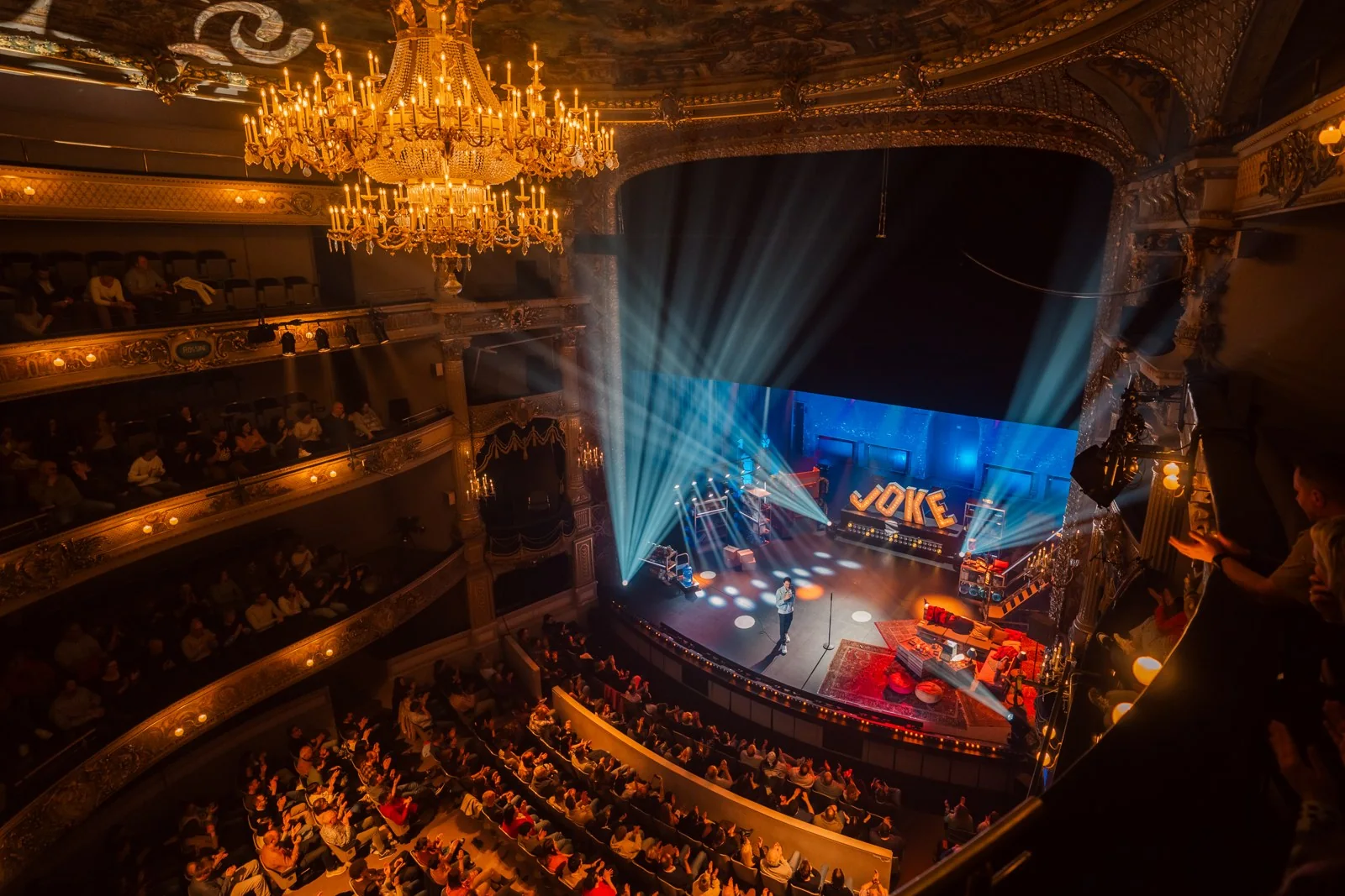 Les balcons dorés et le lustre du Théâtre royal de Namur pendant le gala Namur is a Joke 2026