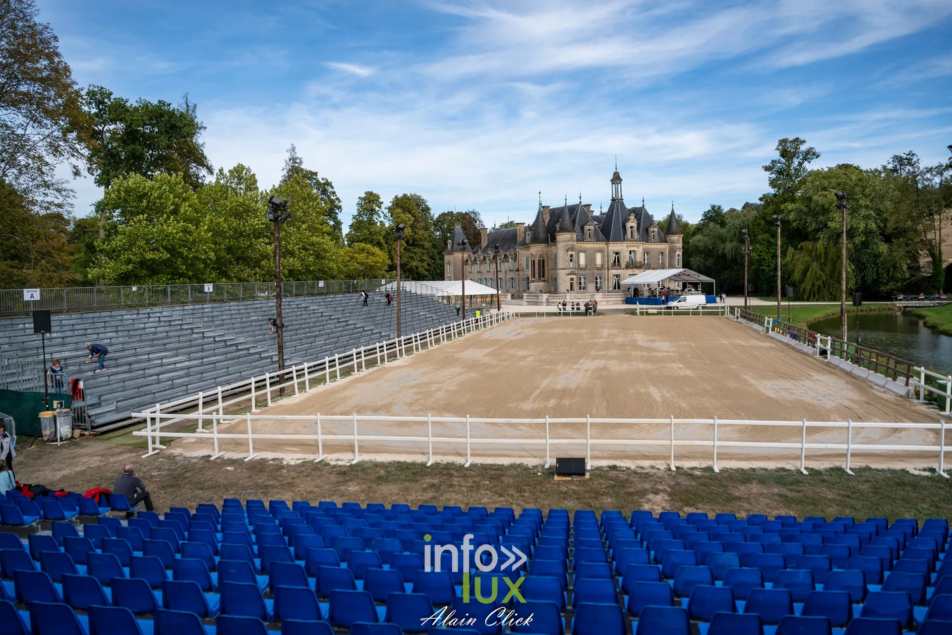 7e biennale équestre au château de Thillombois (Meuse) : la Garde républicaine, voltige, attelages et numéros de dressage