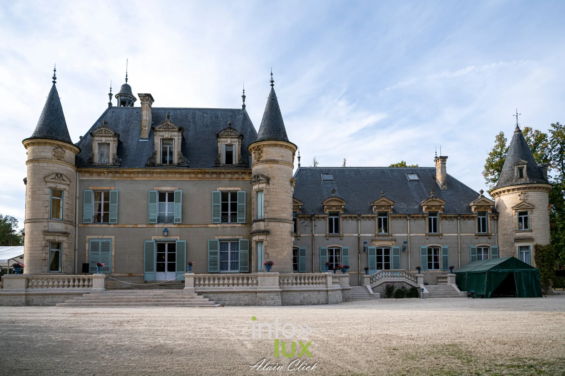 7e biennale équestre au château de Thillombois (Meuse) : la Garde républicaine, voltige, attelages et numéros de dressage