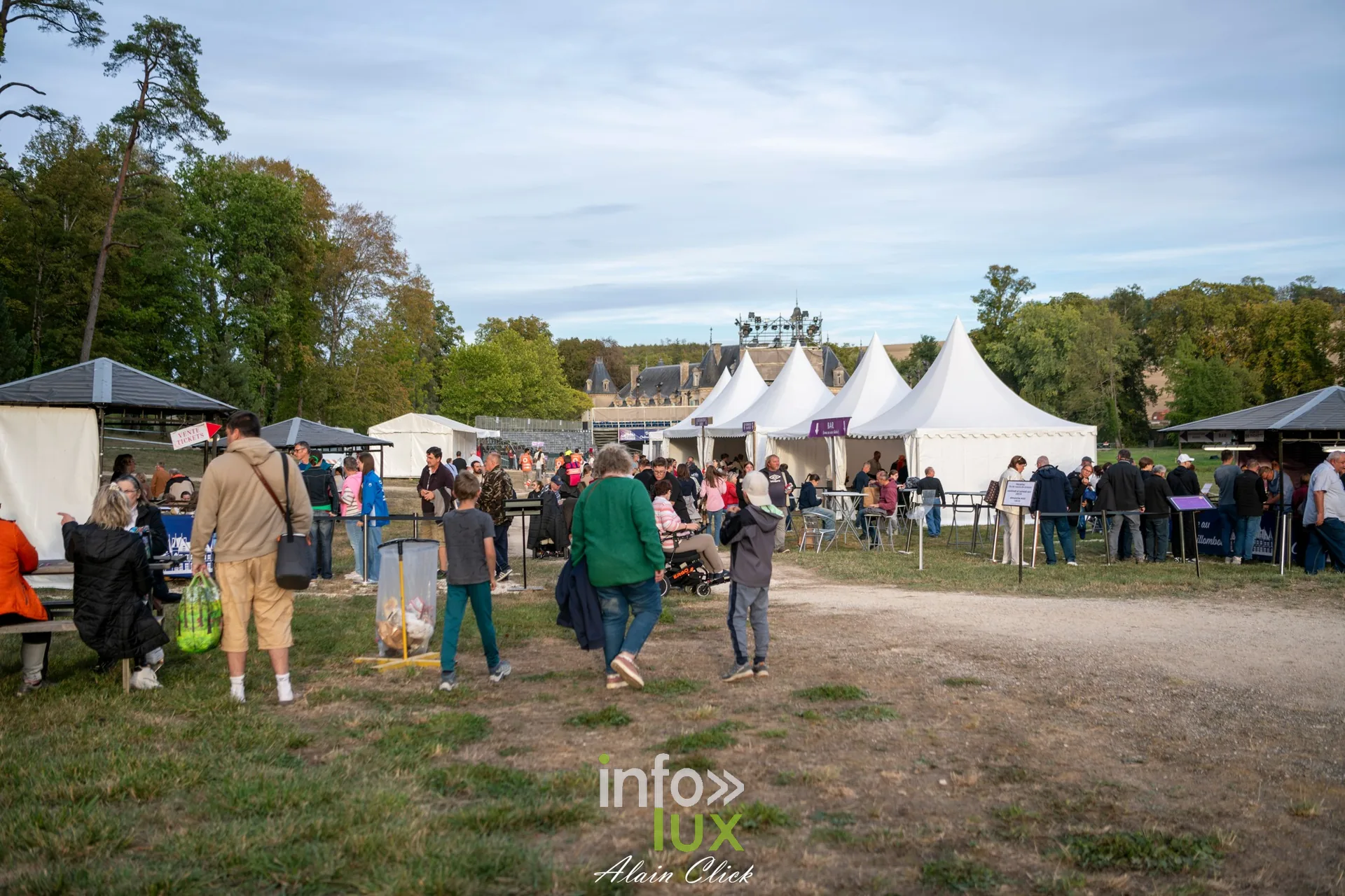 7e biennale équestre au château de Thillombois (Meuse) : la Garde républicaine, voltige, attelages et numéros de dressage