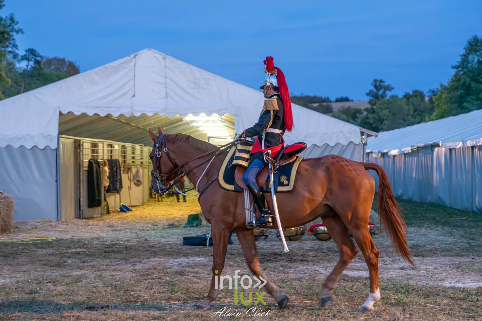 7e biennale équestre au château de Thillombois (Meuse) : la Garde républicaine, voltige, attelages et numéros de dressage