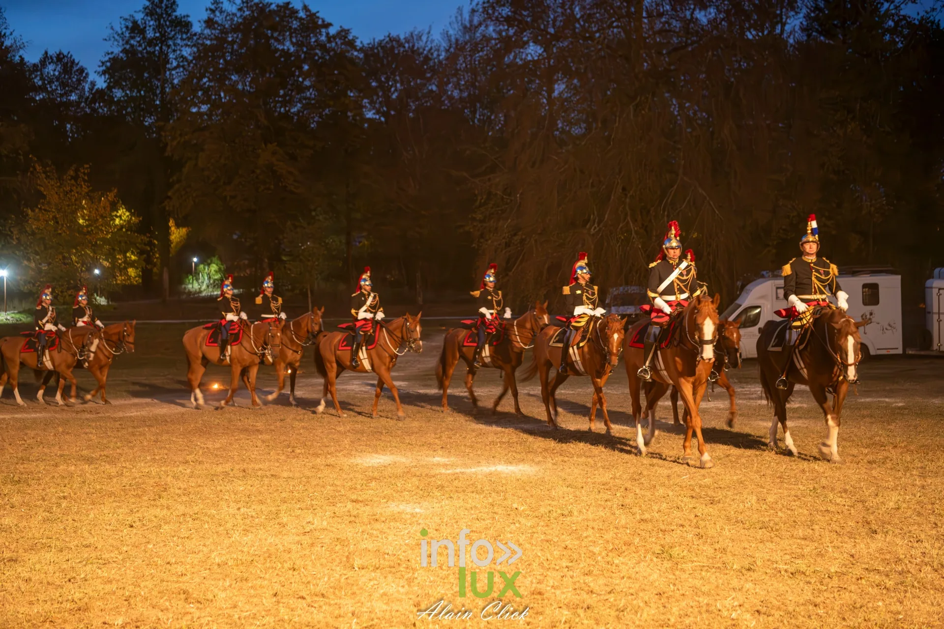 7e biennale équestre au château de Thillombois (Meuse) : la Garde républicaine, voltige, attelages et numéros de dressage